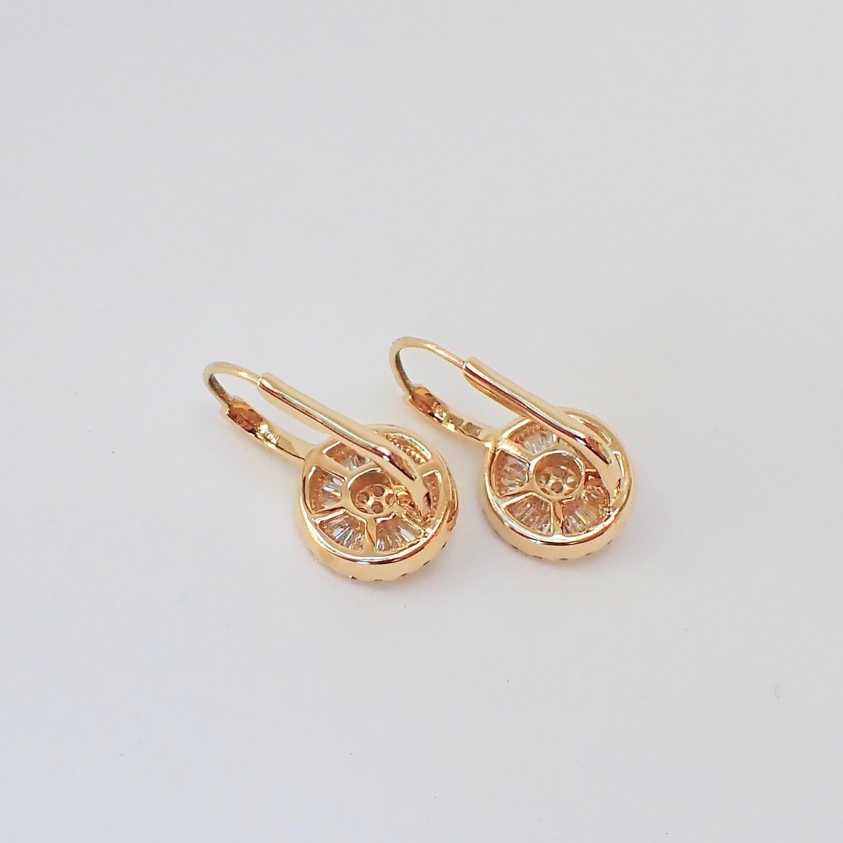 Boucles d'oreilles pendantes en or jaune 18 carats avec diamants de 1,21 carat en vente 1