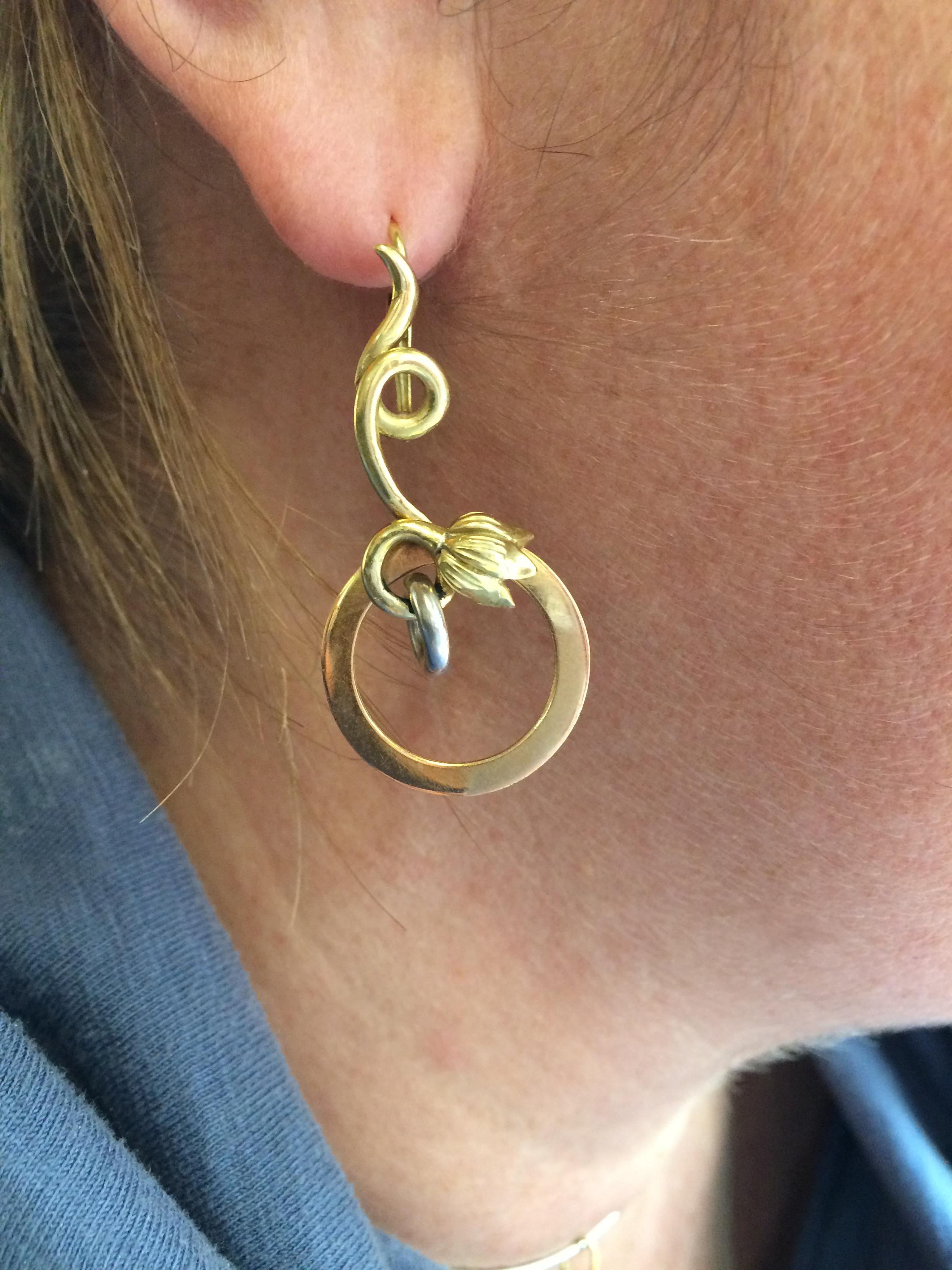 18K Yellow Gold Modern Hoop Lever Back Dangle Surrealist Earrings In New Condition For Sale In Rome, IT