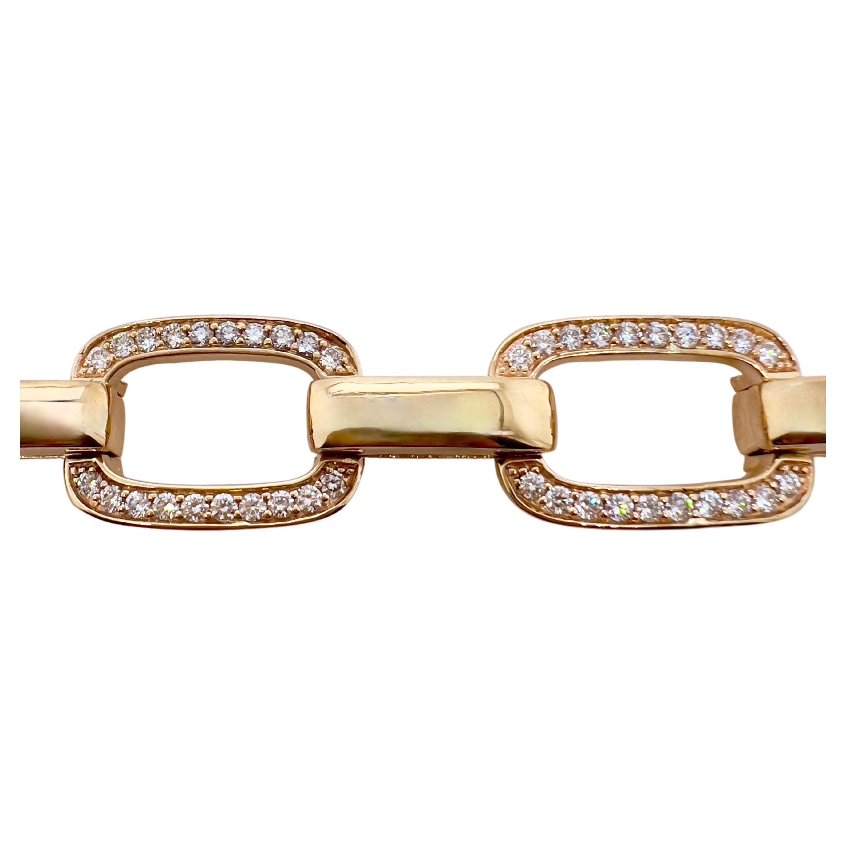 Ce magnifique bracelet en diamant fait à la main sera votre bracelet préféré.  Les maillons audacieux et trapus rendent l'objet plus frappant et dramatique, les diamants compensant la brillance de l'or.  Les diamants sont stratégiquement sertis pour