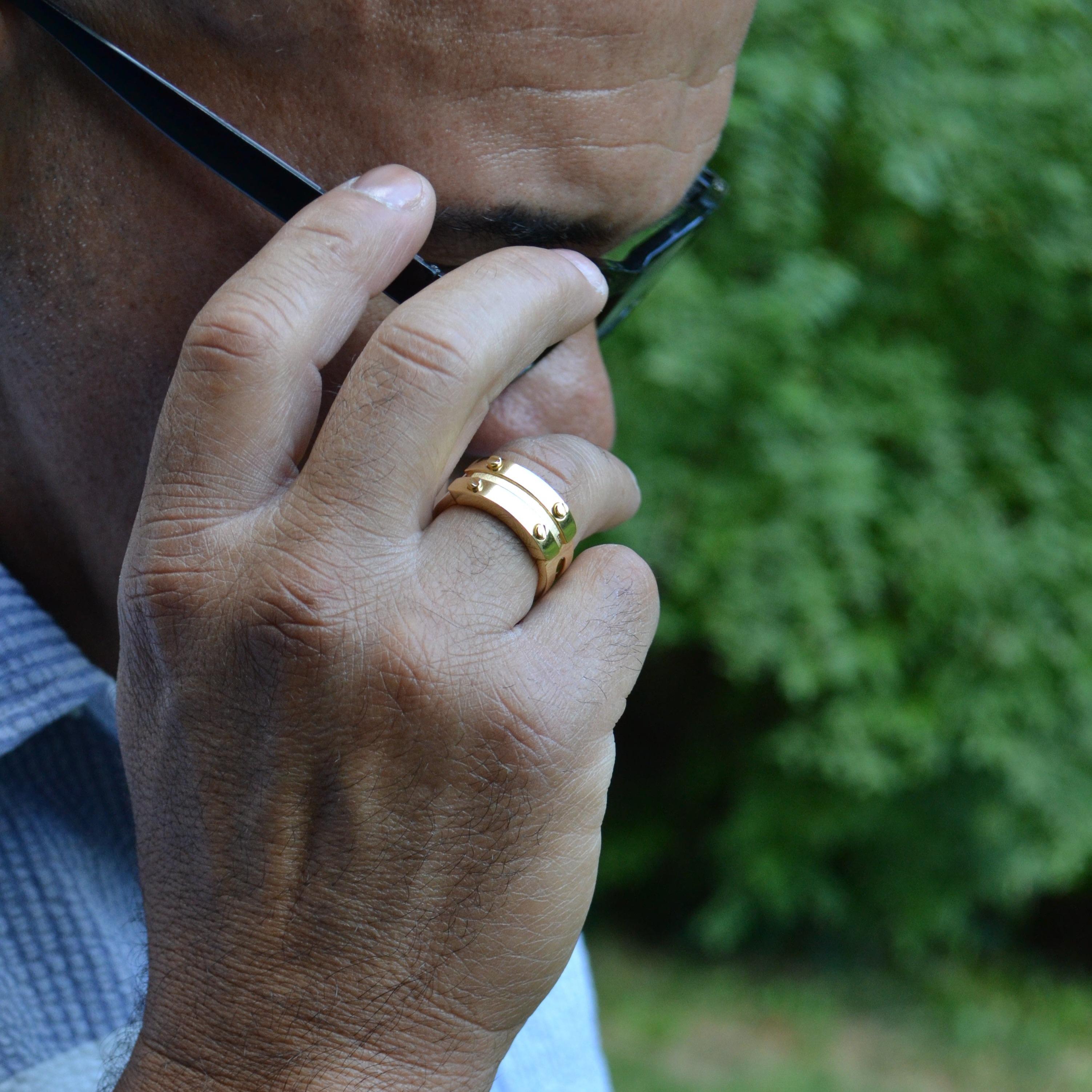 Expression audacieuse du luxe moderne, cette bague en or jaune 18 carats est synonyme de force et de sophistication. Fabriqué à la main au Brésil, son épaisseur de 9 mm lui confère un aspect à la fois substantiel et raffiné, tandis que l'or poli et