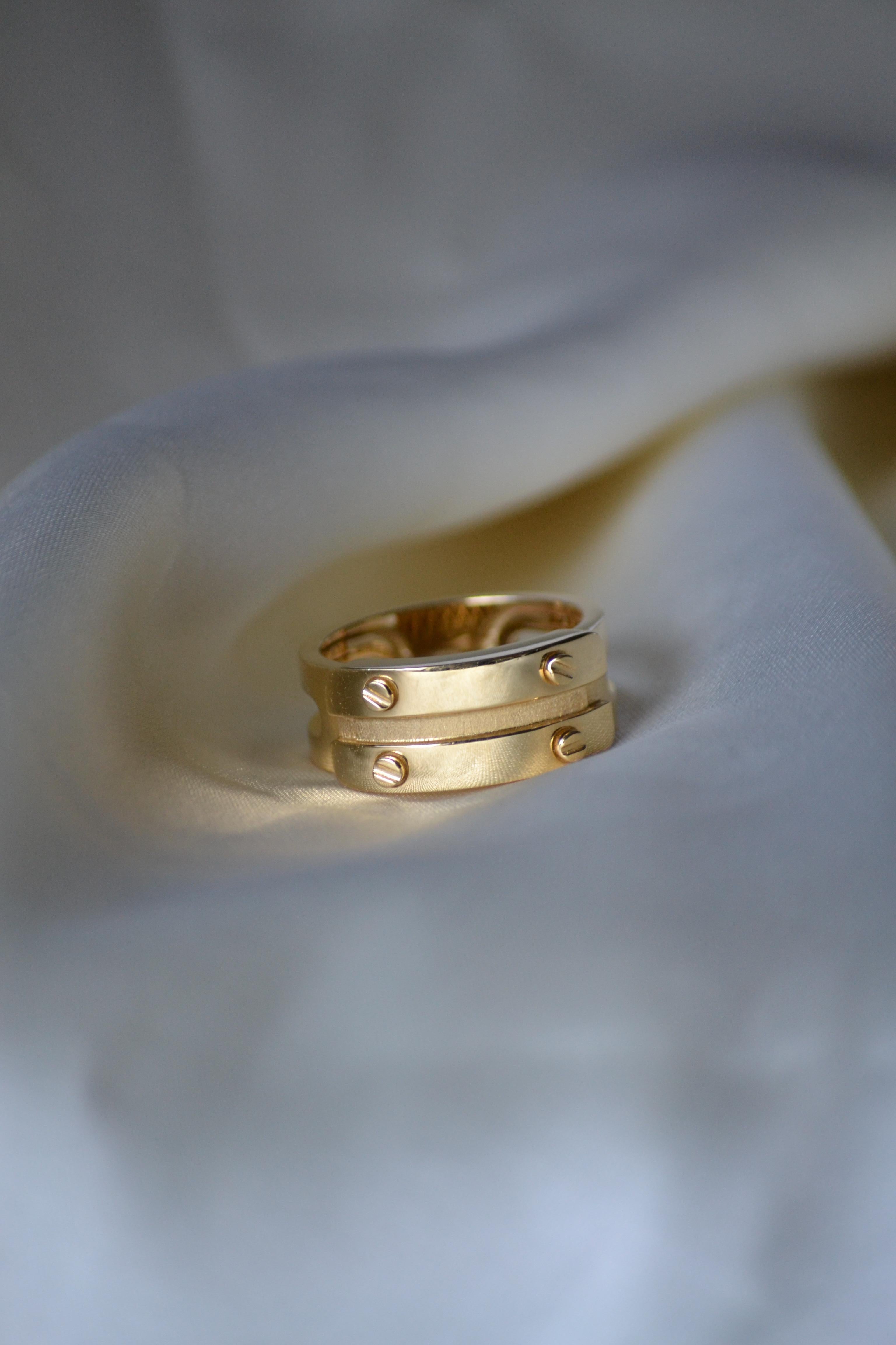 Moderne Bague en or jaune 18K avec quincaillerie en vente