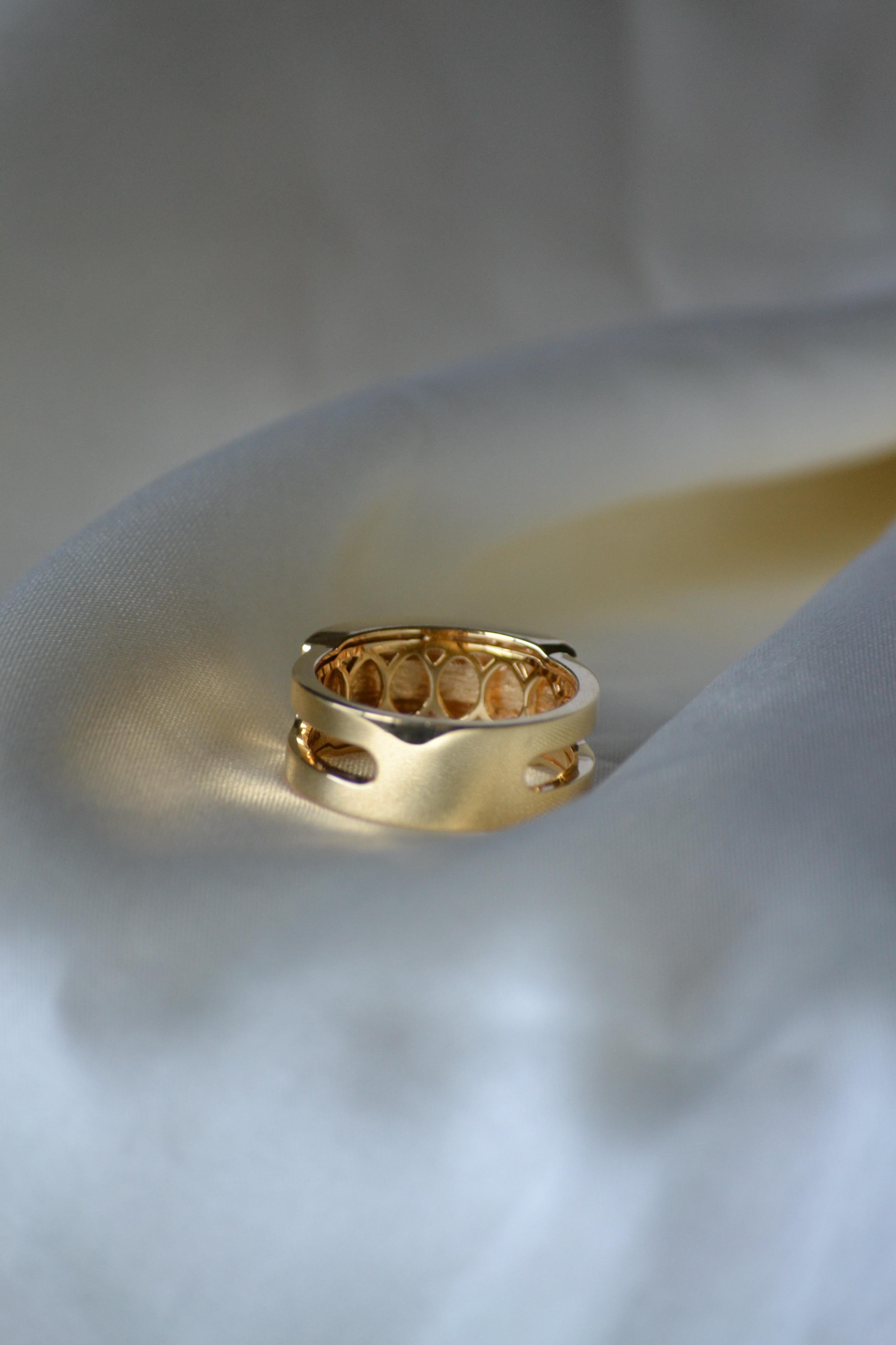 Bague en or jaune 18K avec quincaillerie Unisexe en vente
