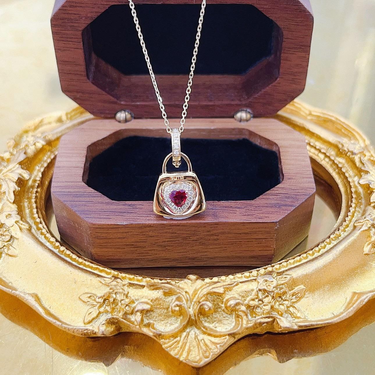 18K Yellow Gold Hear-Cut Ruby & Diamond Bag Pendant Necklace

1 Heart-Cut Ruby - 0.20 CT
Diamonds - 0.09 CT

Total Weight - 2.93 GM