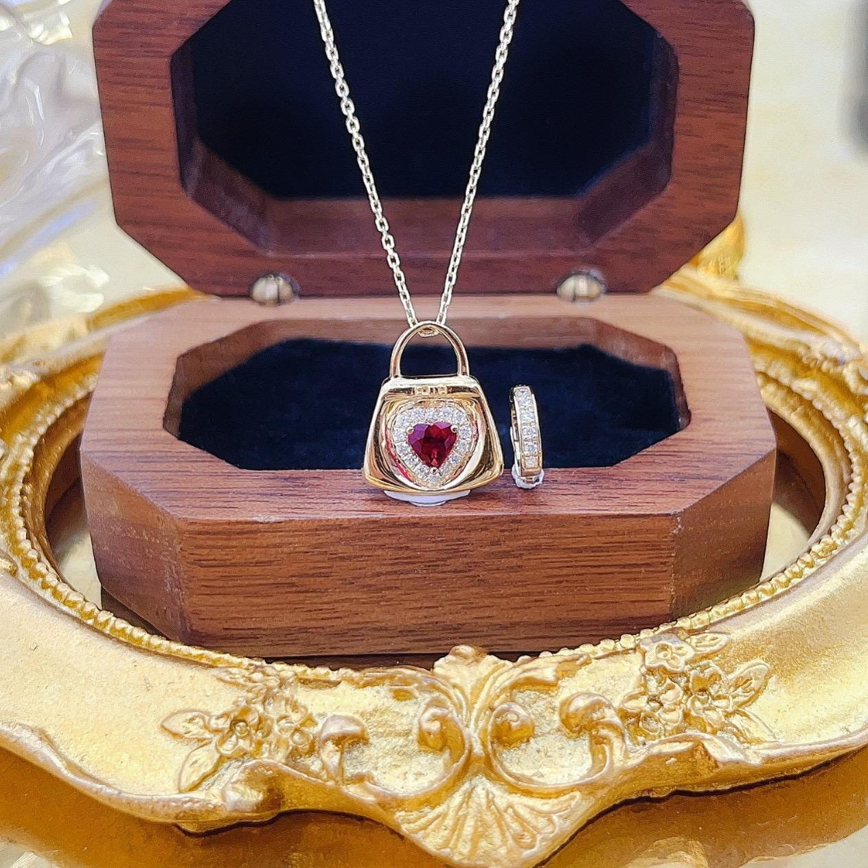 18K Yellow Gold Hear-Cut Ruby & Diamond Bag Pendant Necklace In New Condition For Sale In Kowloon, HK