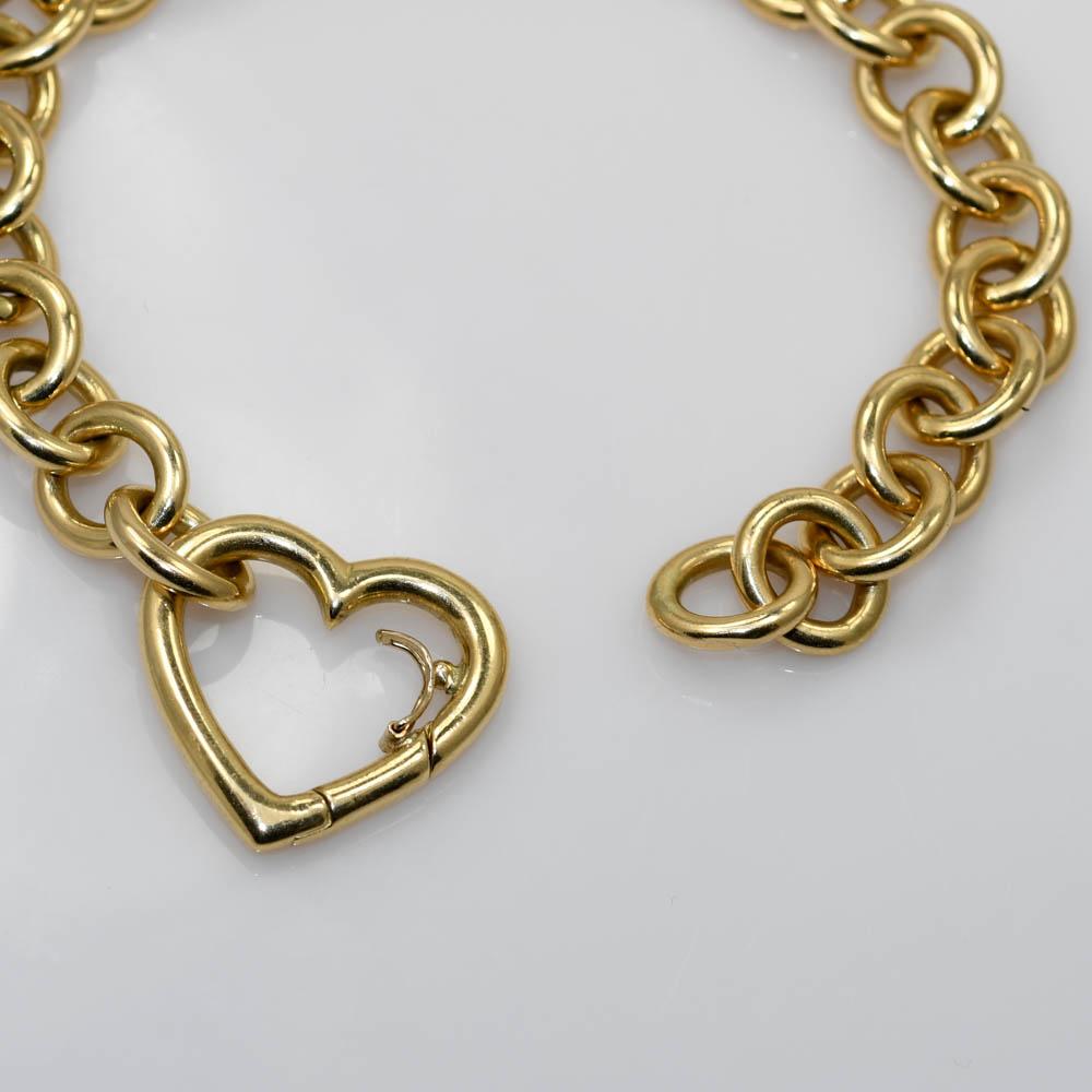 Heart bracelet in 18k yellow gold.
Tests 18k and weighs 46.6 grams.
Measures 6 3/4 inches long.
The round links measure 10mm wide.
The bracelet has a clasp on the heart.
Very good condition.