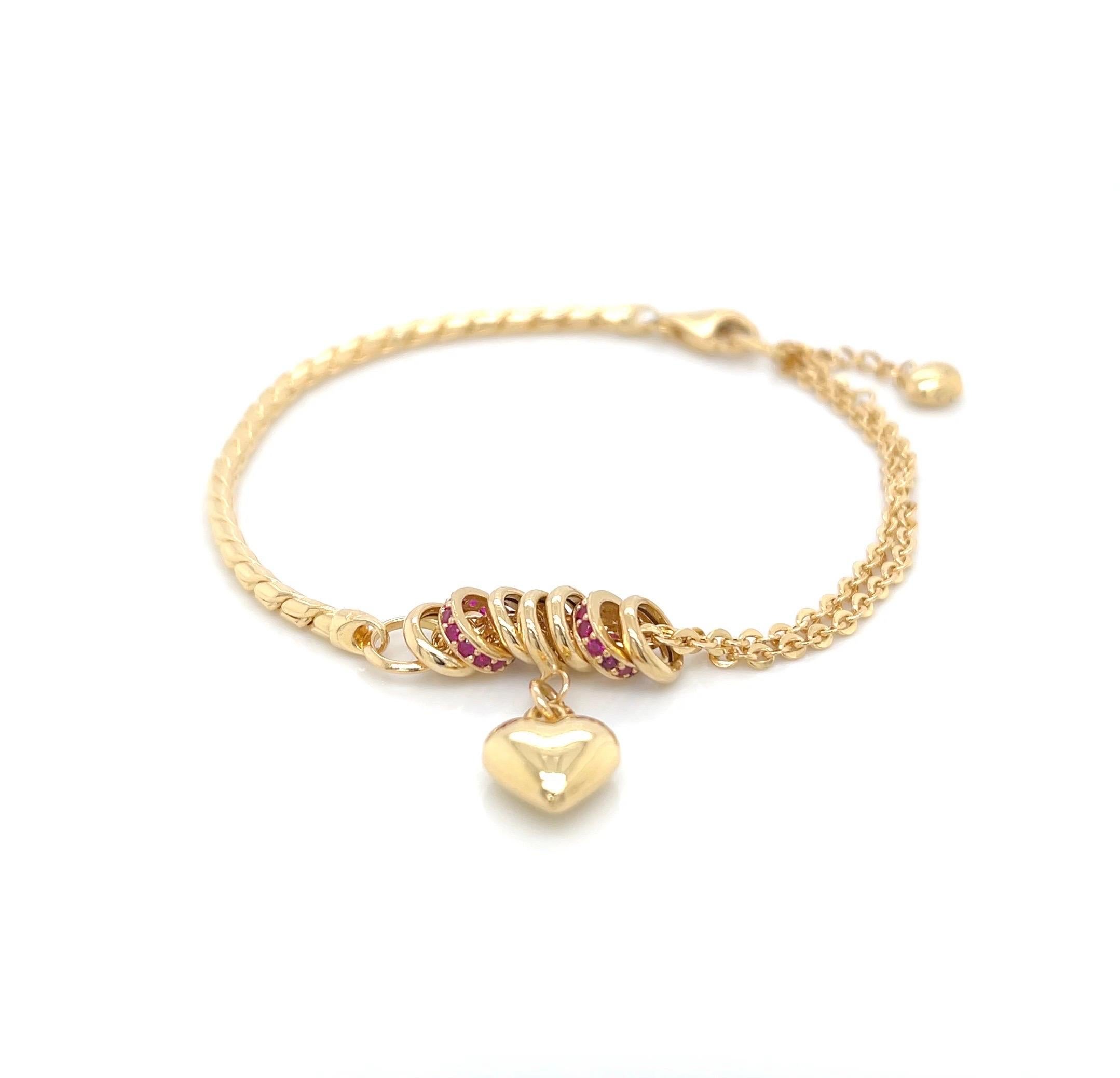 18 Karat Gelbgold Herz-Charm-Armband mit Rubin-Akzenten (Modernistisch) im Angebot