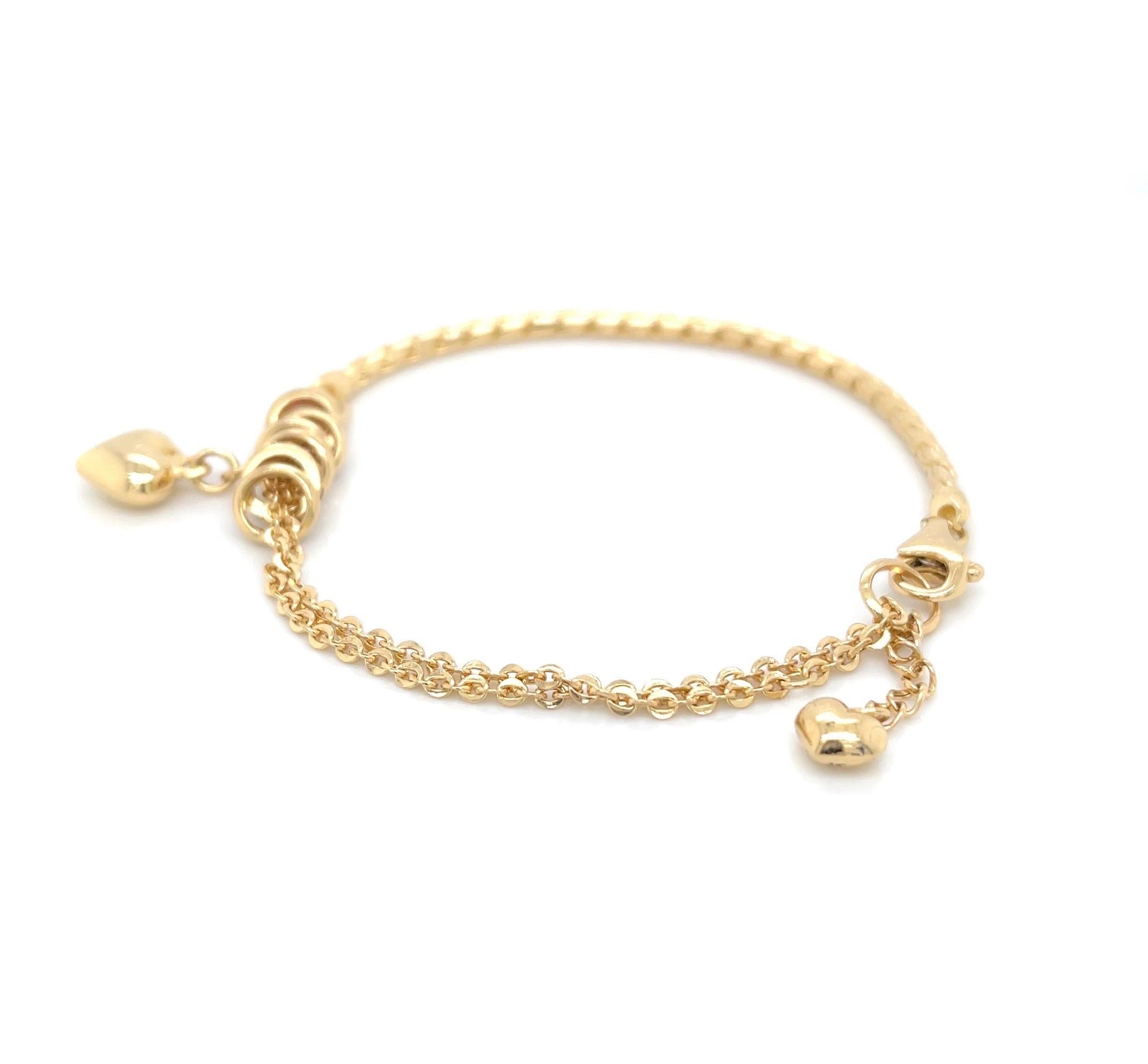 18 Karat Gelbgold Herz-Charm-Armband mit Rubin-Akzenten (Rundschliff) im Angebot