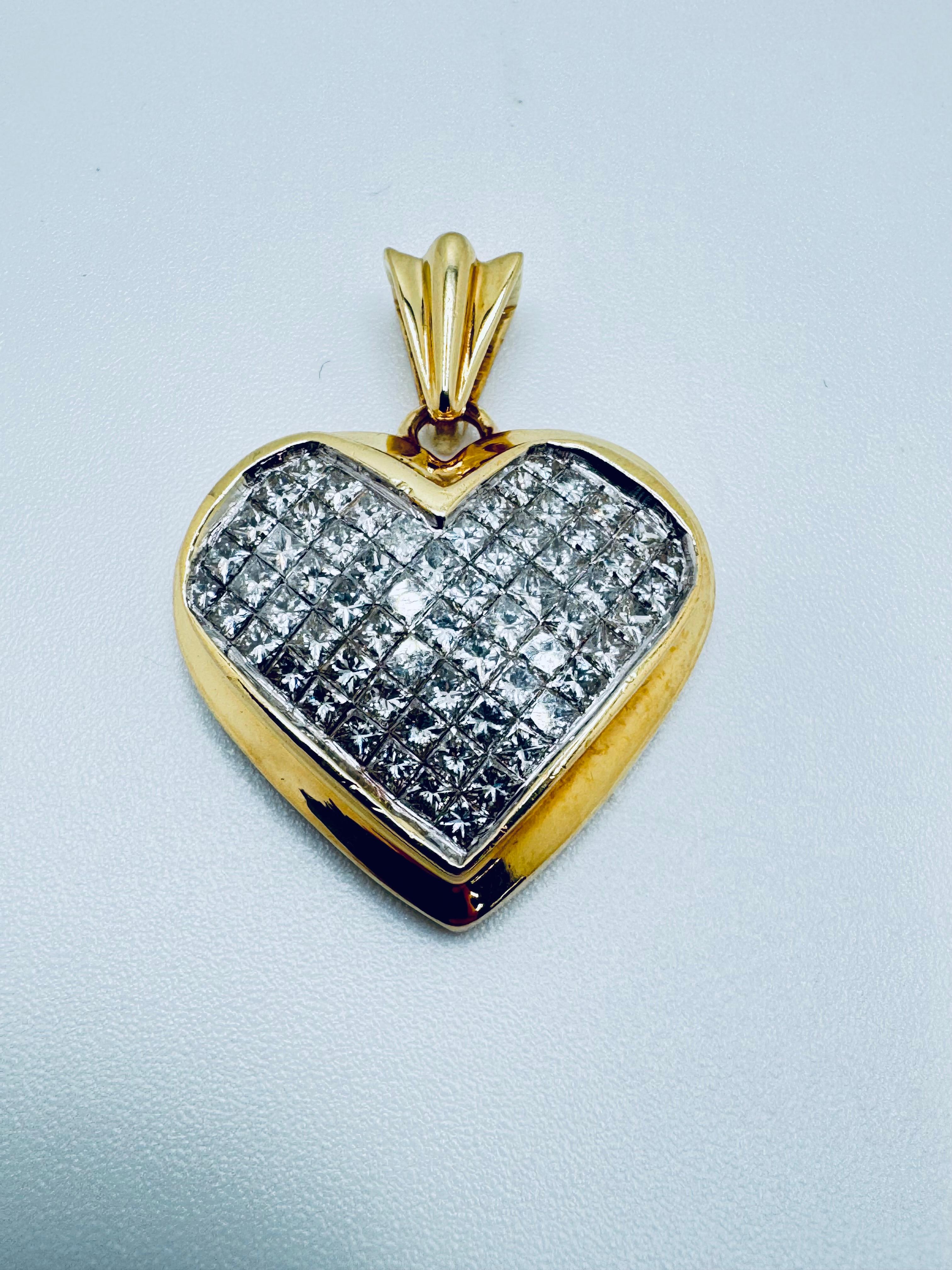 Questo splendido ciondolo a forma di cuore è realizzato in lussuoso oro giallo 18 carati e combina un design senza tempo con uno scintillio abbagliante. Il pendente è impreziosito da 65 diamanti a taglio quadrato, ognuno dei quali misura circa 7 mm,