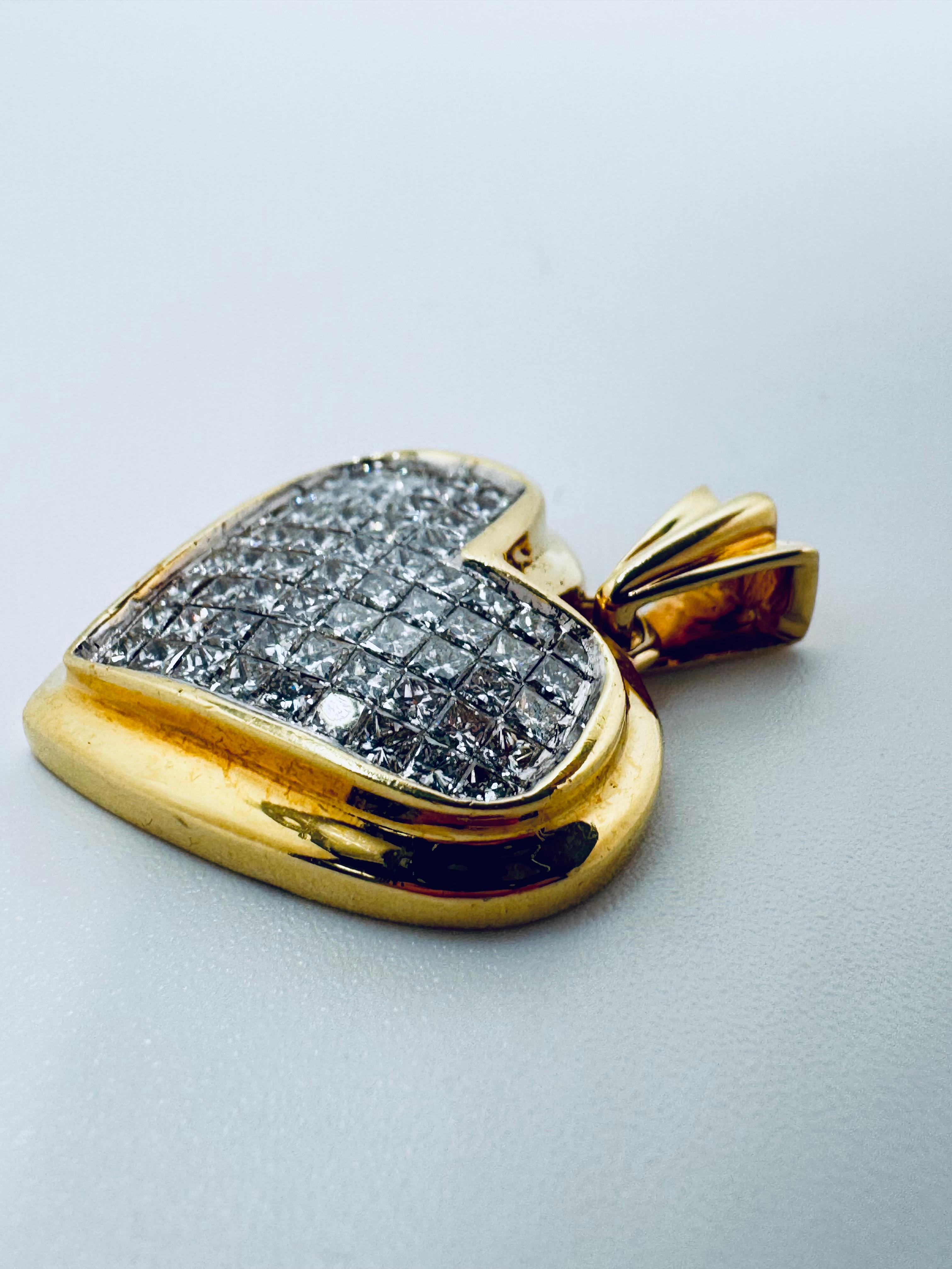 Quadrato Ciondolo con diamante a forma di cuore in oro giallo 18K 3,25 CTW in vendita