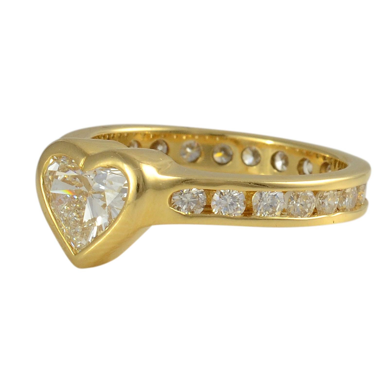 18 Karat Gelbgold Herz-Diamant-Hochzeitsring (Herzschliff) im Angebot