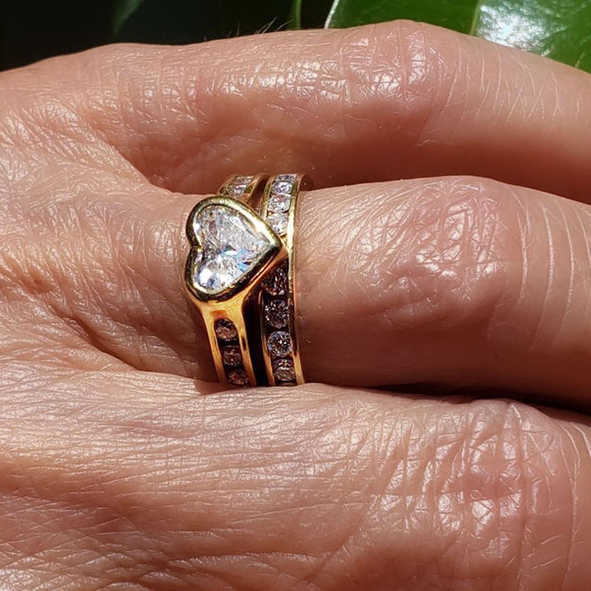 18K Yellow Gold Heart Diamond Wedding Set In Good Condition For Sale In Solvang, CA