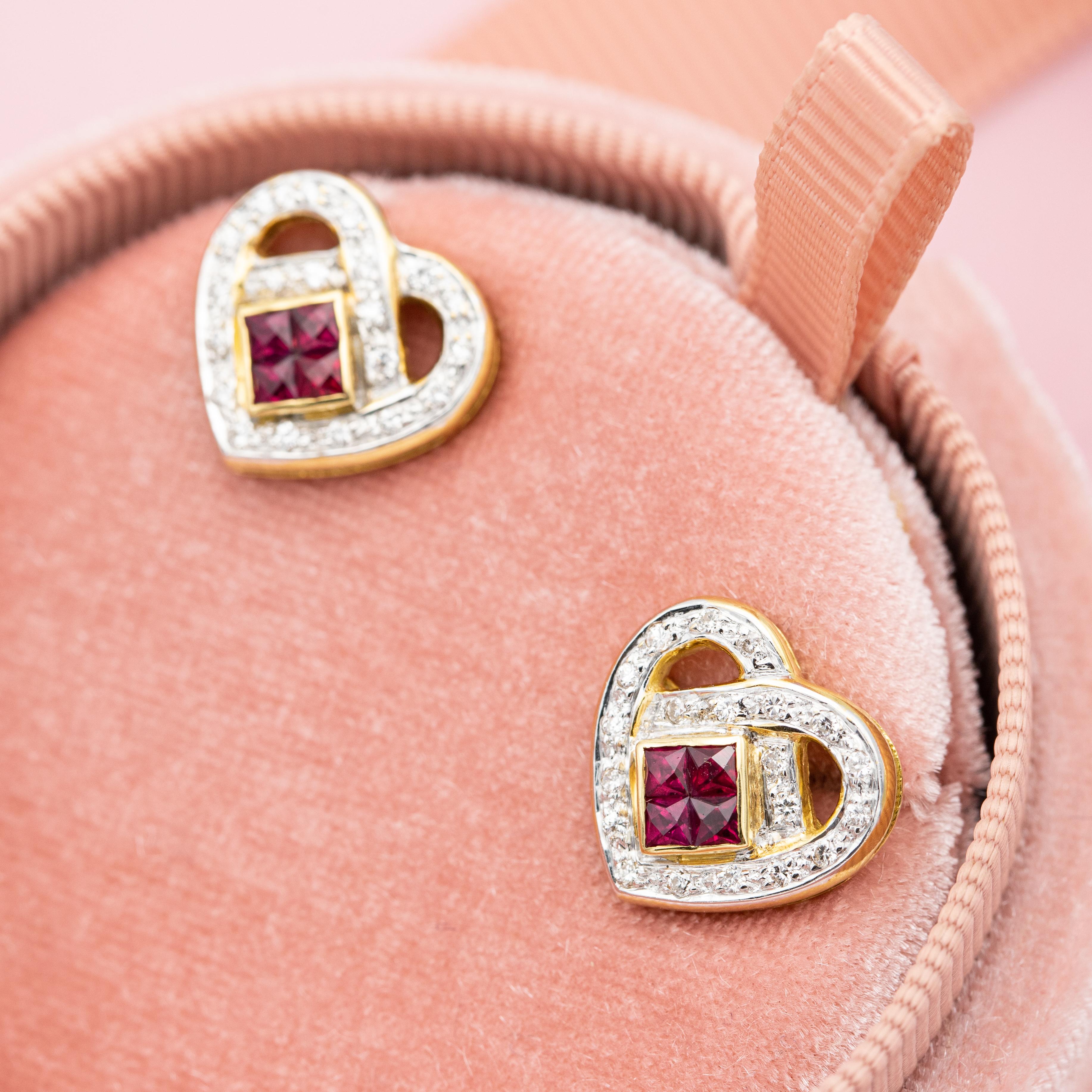 Zum Verkauf steht dieses Paar Herz-Ohrringe aus 18 K Gelbgold. Dieses wunderschöne Paar ist mit kleinen Diamanten im Brillantschliff besetzt, die zusammen 0,2ct ergeben. Sie sind in Form von Herzen platziert, wobei ein rotes Quadrat in der Mitte