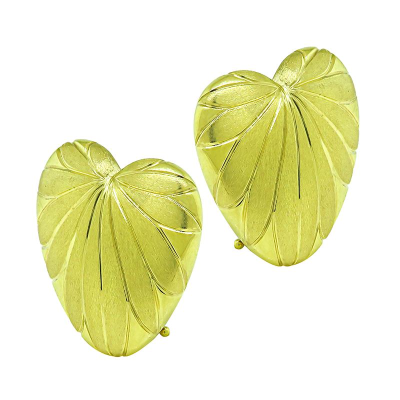 This is a charming pair of 18k yellow gold heart earrings. The earrings feature 2 different gold finishes; satin and smooth finish. The earrings measure 26.5mm by 24mm and weigh 25.3 grams. The earrings are stamped 18K.

Inventory #70520PBSS