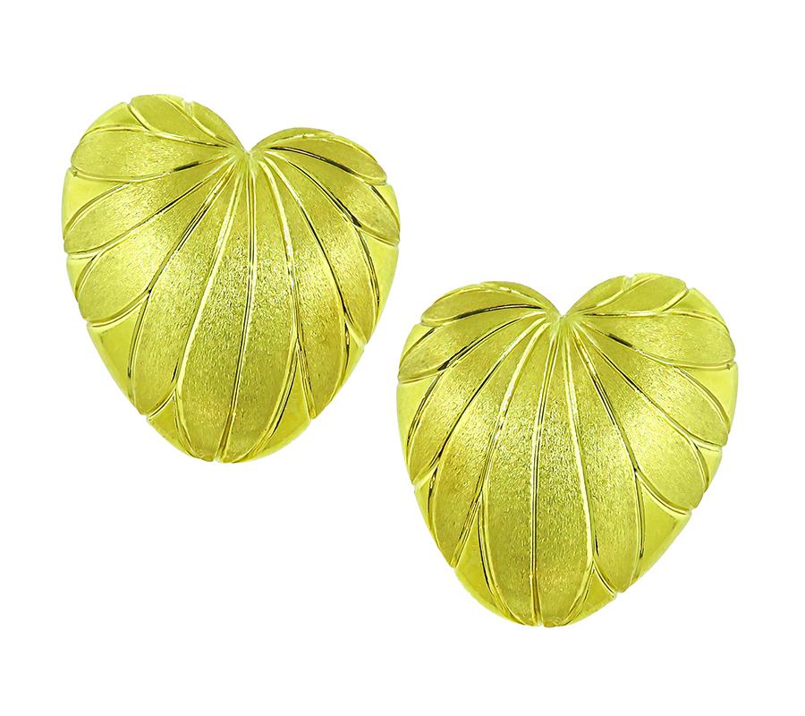 18k Yellow Gold Heart Earrings In Good Condition For Sale In New York, NY