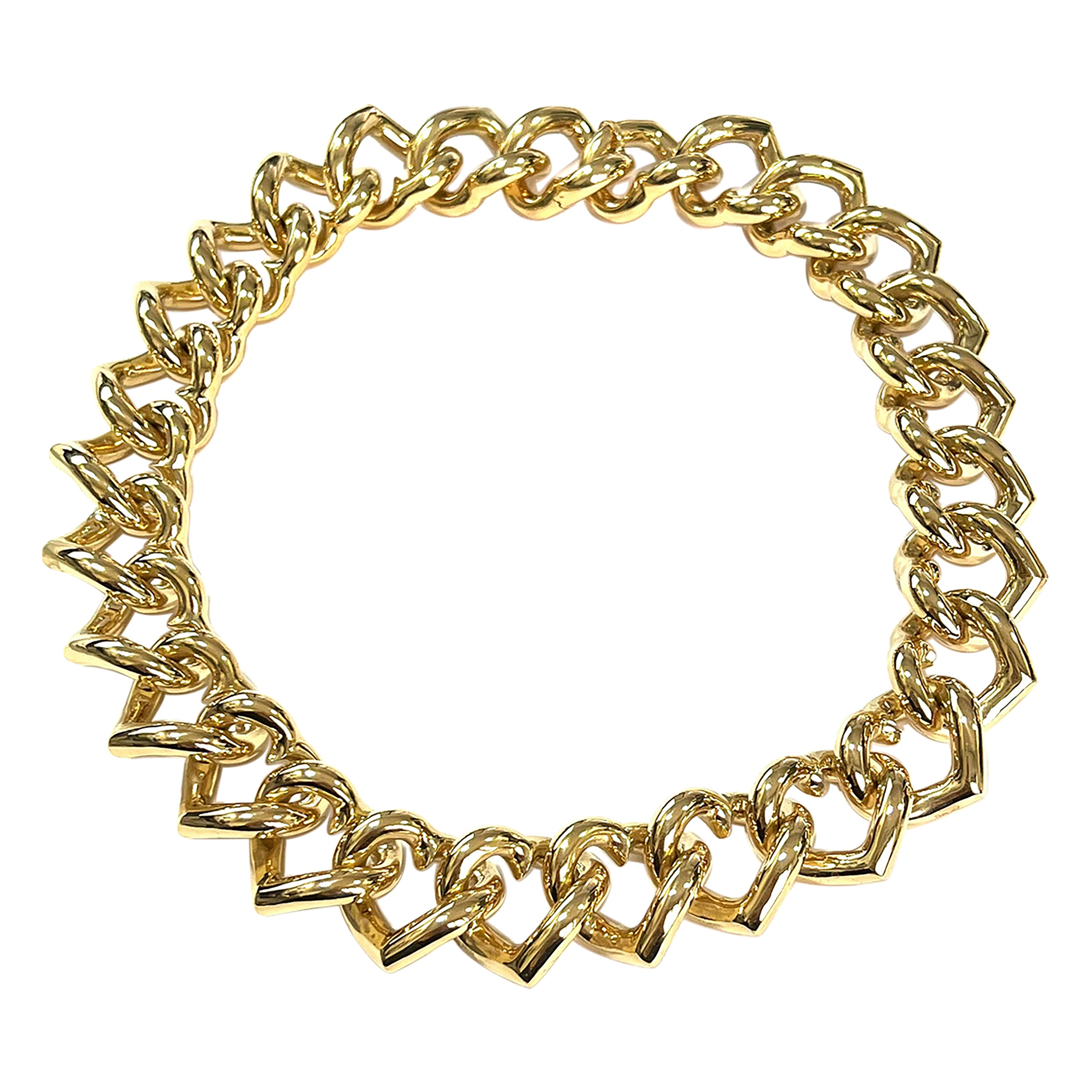 Descripción:
Este exquisito collar está elaborado en oro amarillo de 18 quilates, con un diseño de gourmette en forma de corazón, sello distintivo de la emblemática colección Micheletto. El collar se caracteriza por su peso considerable y su