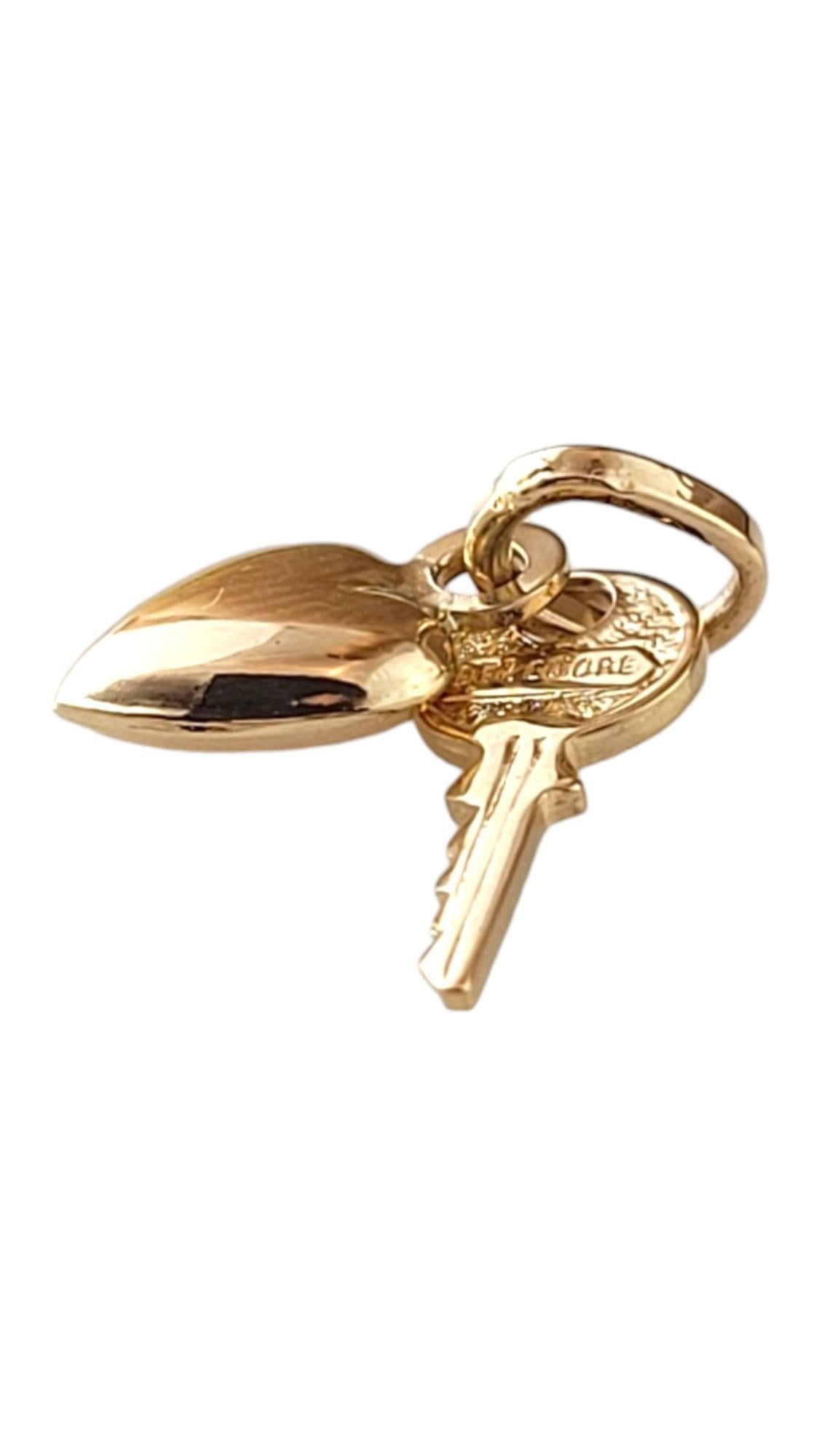 18K Yellow Gold Heart & Key Charm #16880 In Good Condition For Sale In Washington Depot, CT