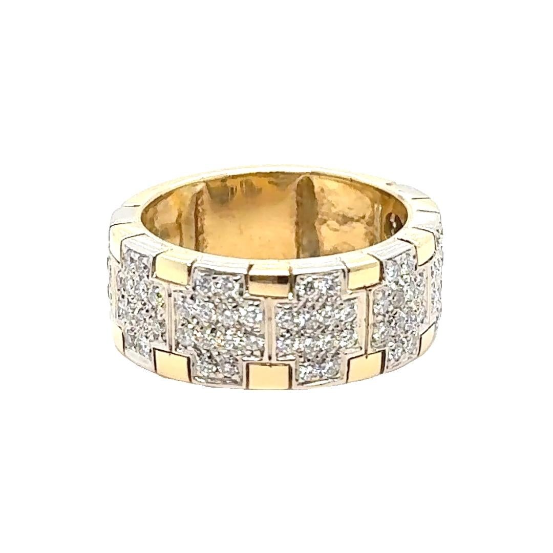 Ce collier à maillons en forme de cœur en or jaune 18 carats, audacieux et élégant, est un exemple frappant de savoir-faire et de design. Mesurant 16,5 pouces de long et environ 23 mm de large, le collier présente un motif de cœur répétitif qui