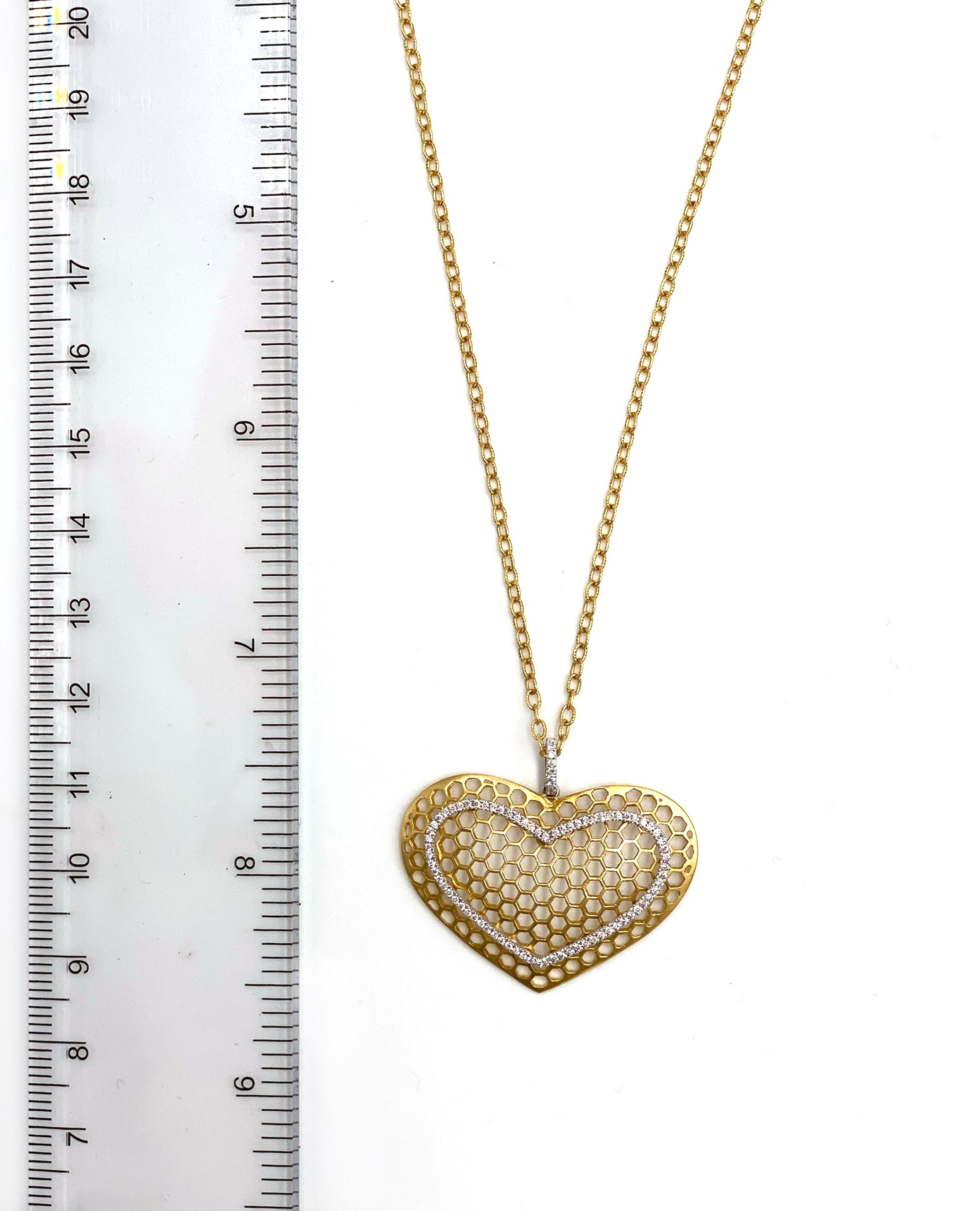 Collier cœur en or jaune 18 carats avec un design en nid d'abeille, finition mate et garni de diamants ronds à facettes d'un poids total de 0,30 carat.

- Le pendentif se glisse sur une chaîne en or jaune 18 carats, d'une longueur de 16 pouces.
-