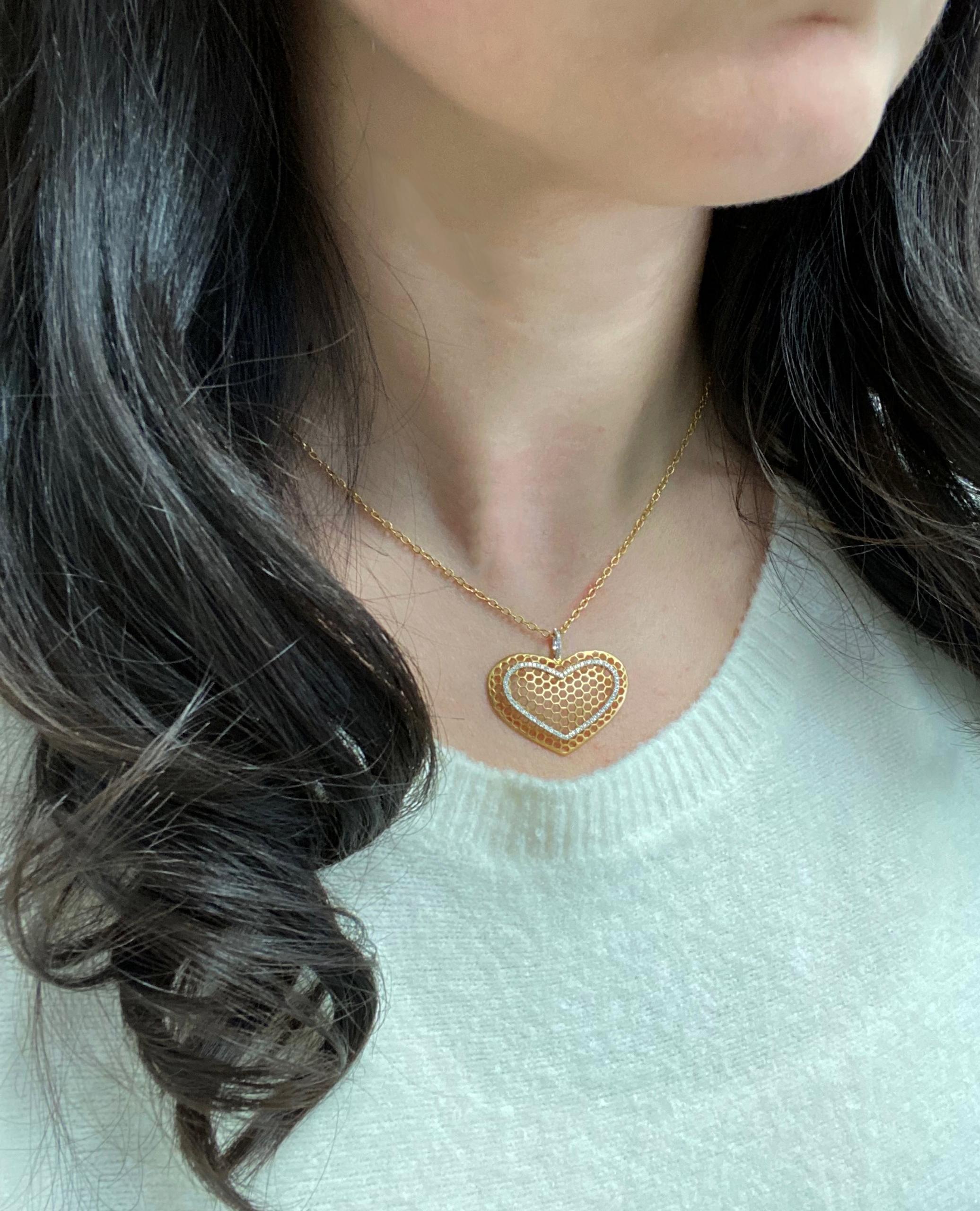 Contemporain Collier en or jaune 18K avec cœur et nid d'abeille en vente