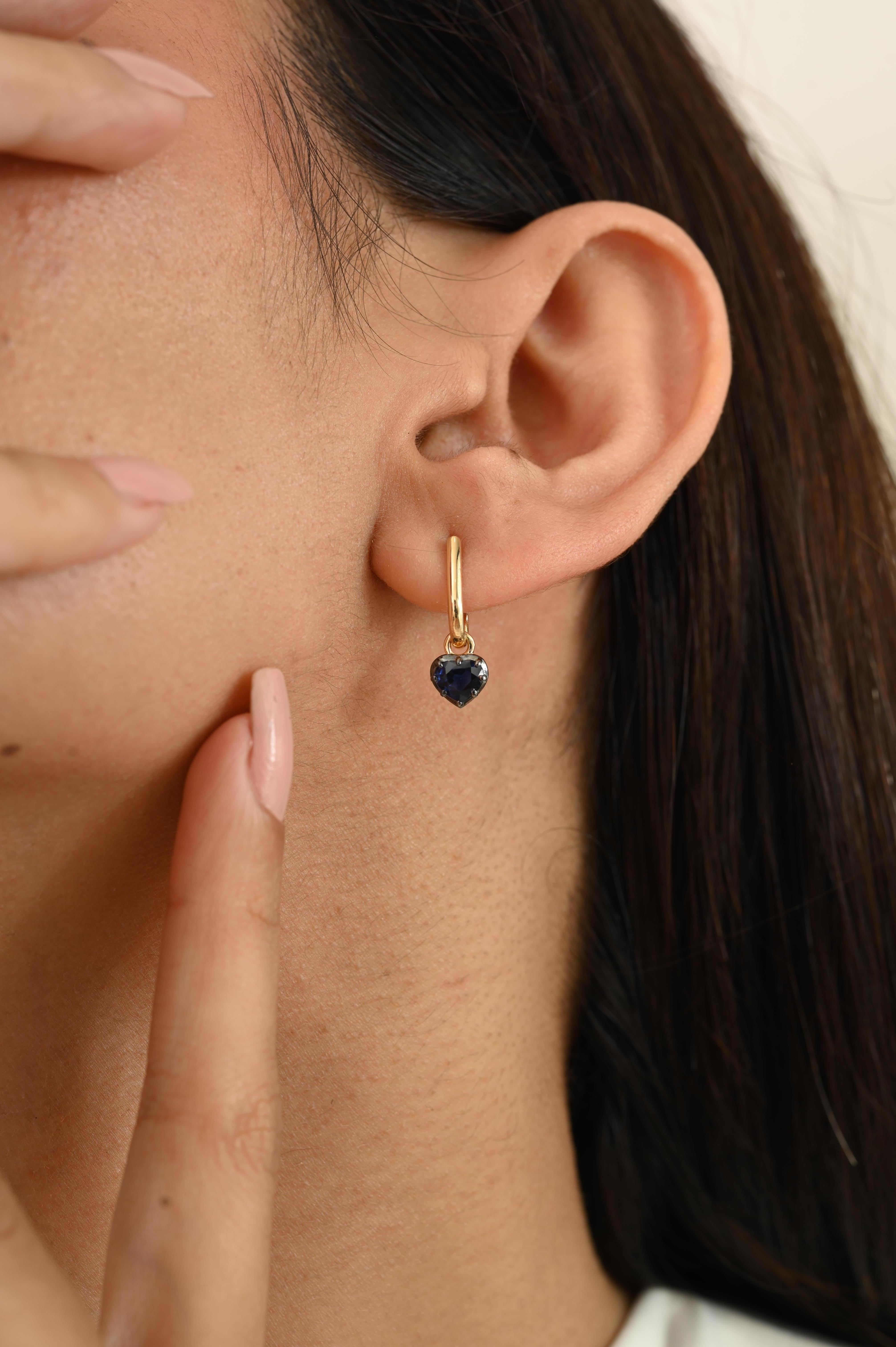 Taille cœur Boucles d'oreilles pendantes en or jaune 18 carats saphir bleu en forme de coeur 0.93ct Prong Gypset en vente