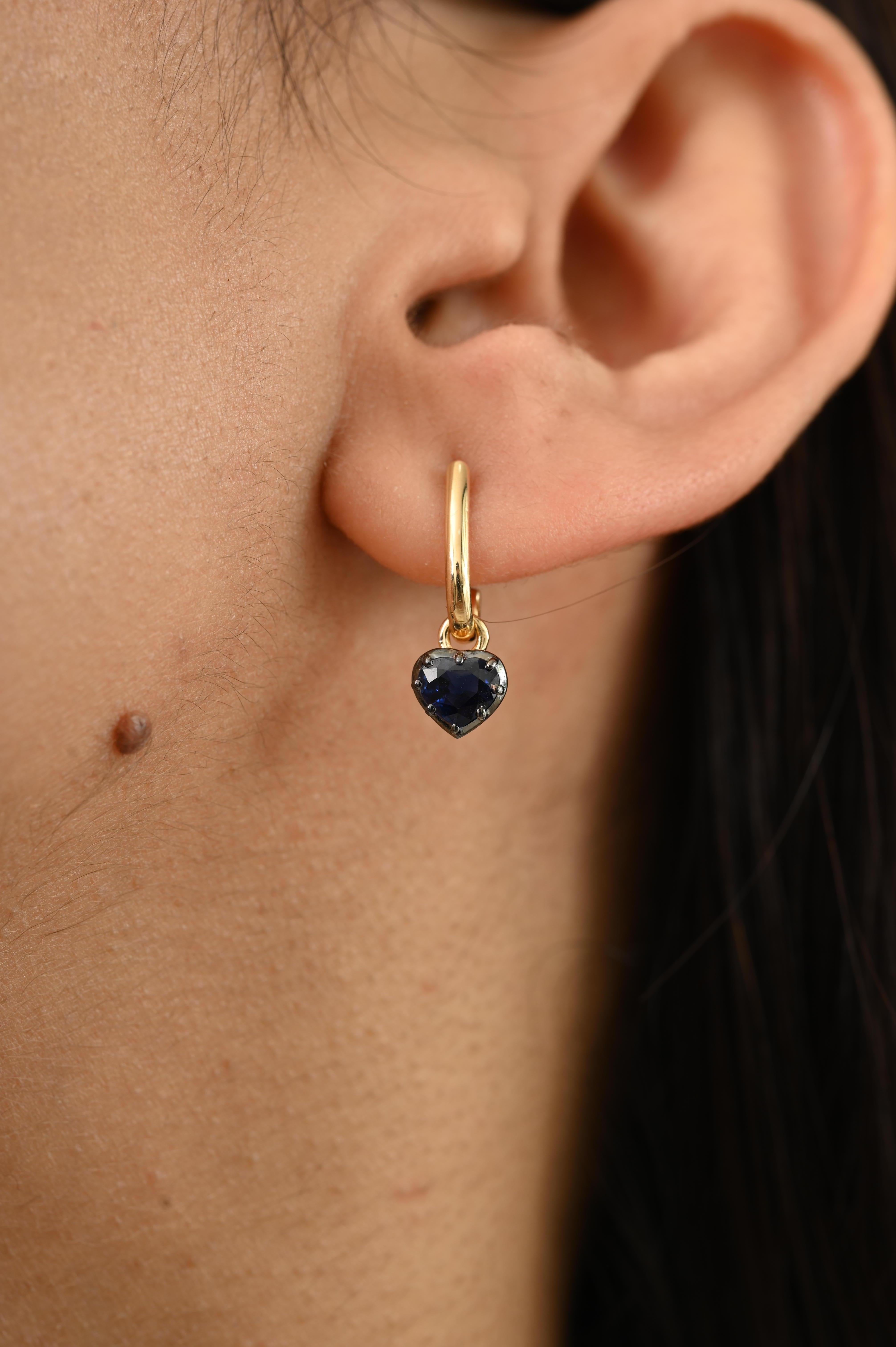 Boucles d'oreilles pendantes en or jaune 18 carats saphir bleu en forme de coeur 0.93ct Prong Gypset Pour femmes en vente