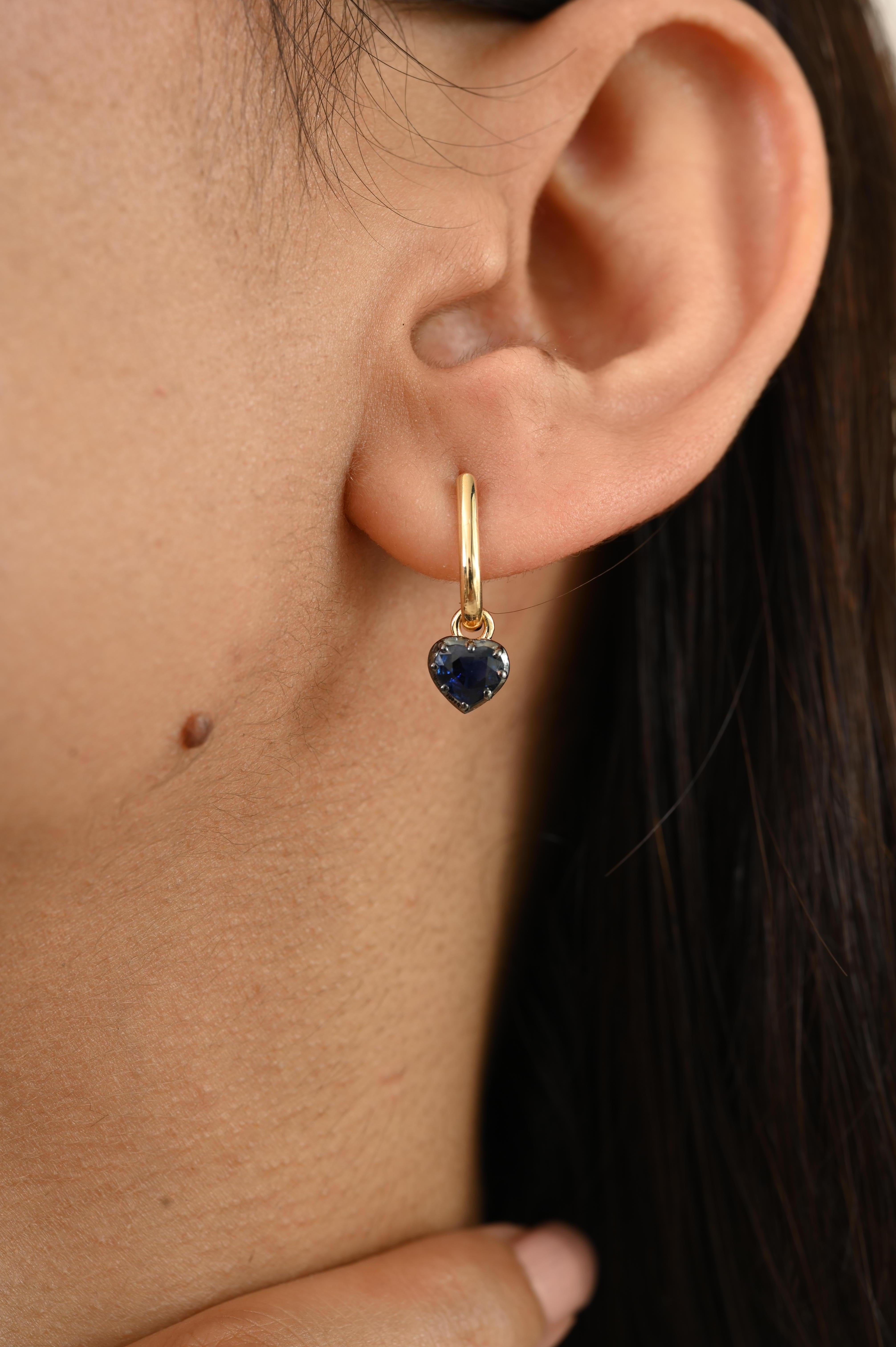 Boucles d'oreilles pendantes en or jaune 18 carats saphir bleu en forme de coeur 0.93ct Prong Gypset en vente 2