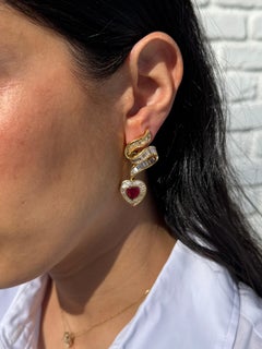 Boucles d'oreilles en or jaune 18K en forme de coeur avec rubis et diamants baguettes