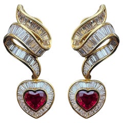Boucles d'oreilles en or jaune 18K en forme de coeur avec rubis et diamants baguettes