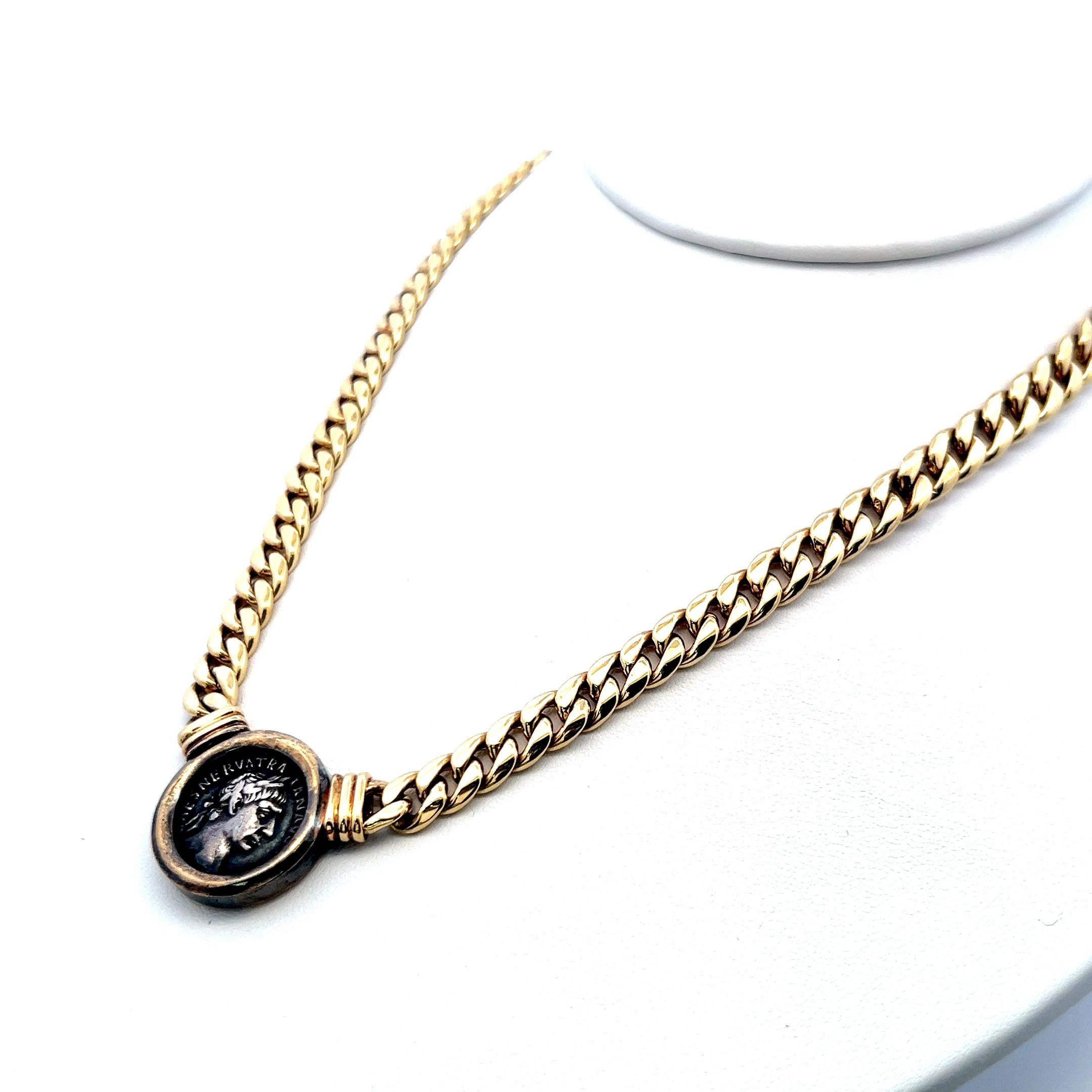 Titre :
Ce collier vintage en or jaune 18 carats présente un pendentif en forme de pièce de monnaie de style romain encadré dans un chaton solide et suspendu à une luxueuse chaîne à maillons. La combinaison de tons dorés chauds et de détails de