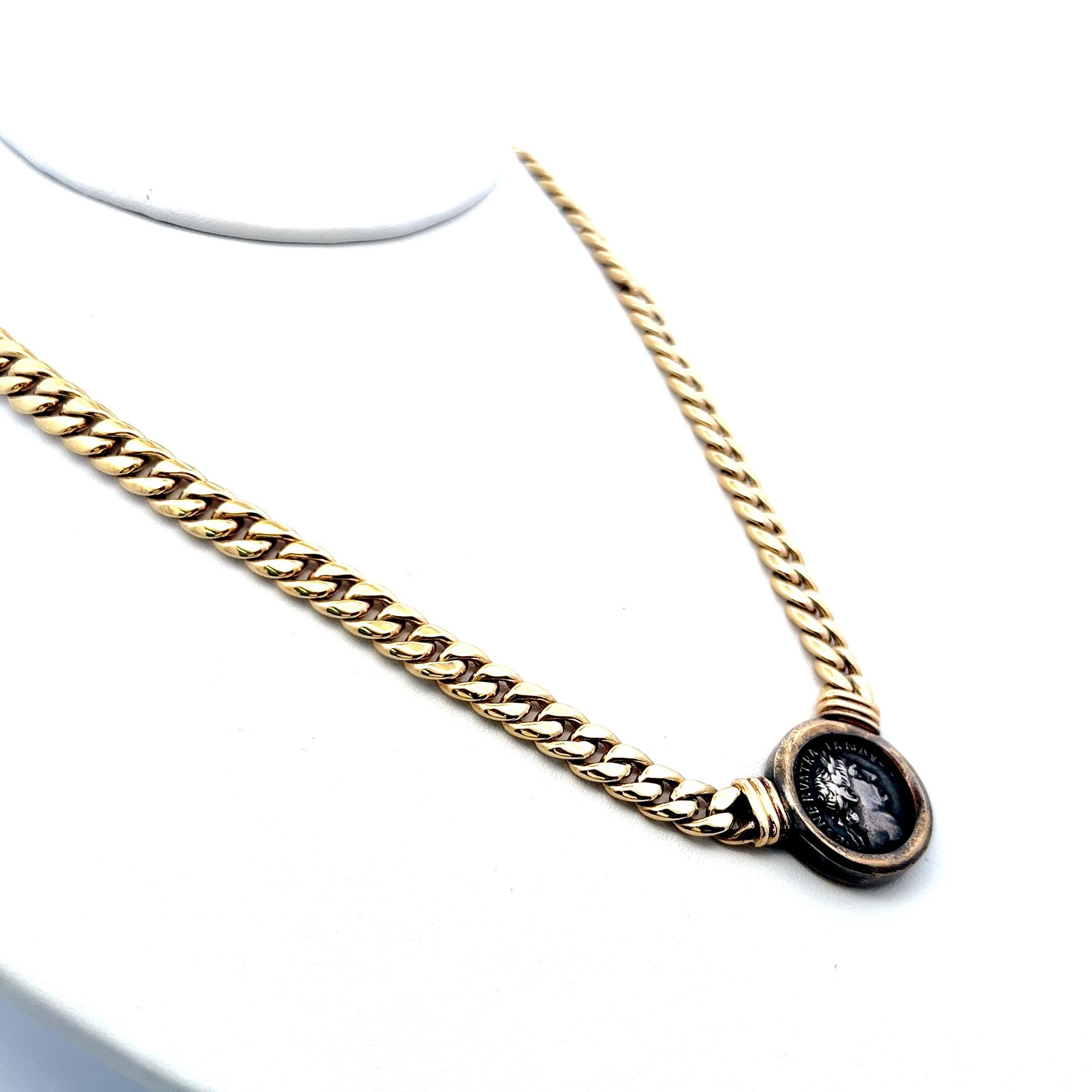 Collier à maillons lourds en or jaune 18K avec pendentif en forme de pièce de monnaie romaine antique Bon état - En vente à New York, NY