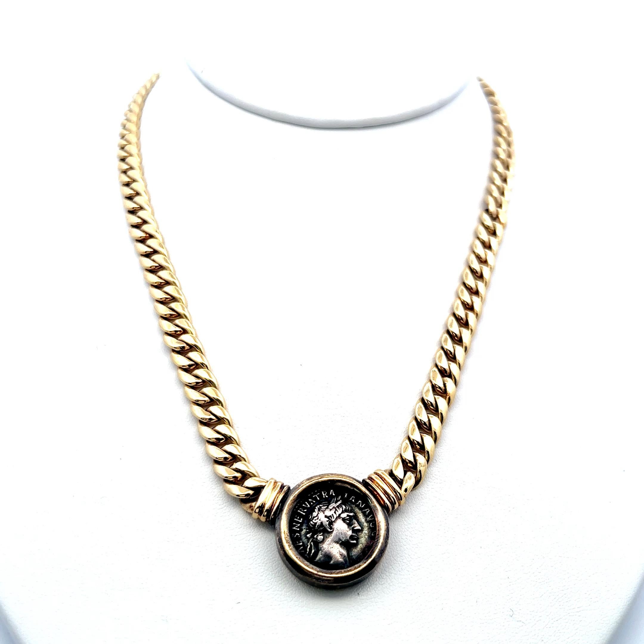 Collier à maillons lourds en or jaune 18K avec pendentif en forme de pièce de monnaie romaine antique Pour femmes en vente