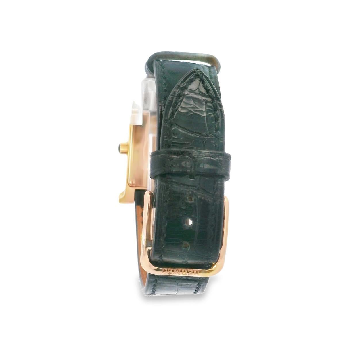 Este reloj Hermès, un sorprendente ejemplo de diseño relojero moderno, muestra una audaz interacción de forma y función. Fabricado en 1990, encarna la elegante sofisticación de la estética contemporánea.

El reloj presenta una distintiva esfera