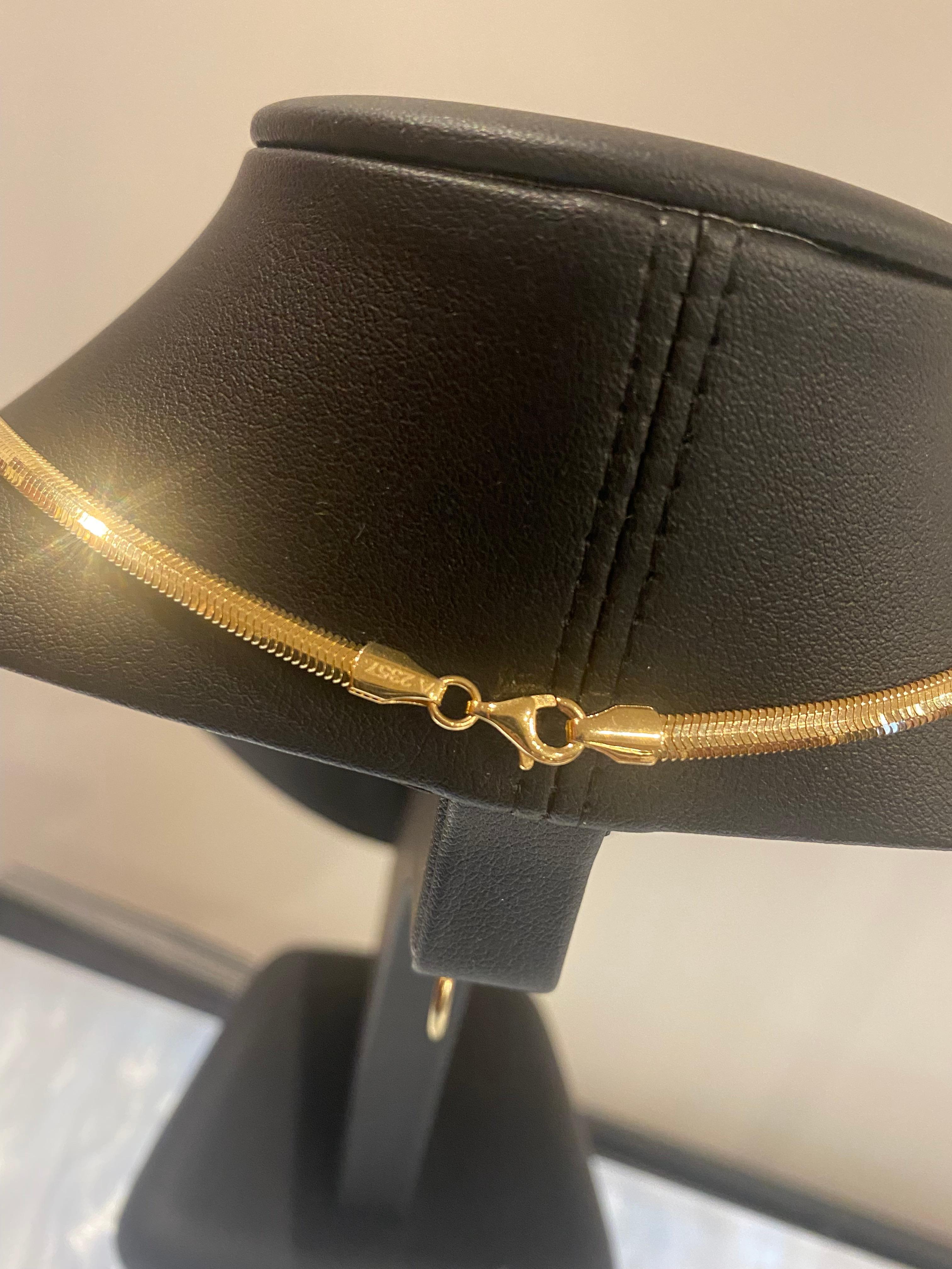 Diese prächtige 18K Gold Herringbone/Snake Link Halskette
verleiht Ihrem Look einen Hauch von Luxus und Raffinesse

~~

Dieses in Italien gefertigte Schmuckstück stammt aus den 1980er Jahren. 
verfügt über ein wunderschönes und begehrtes