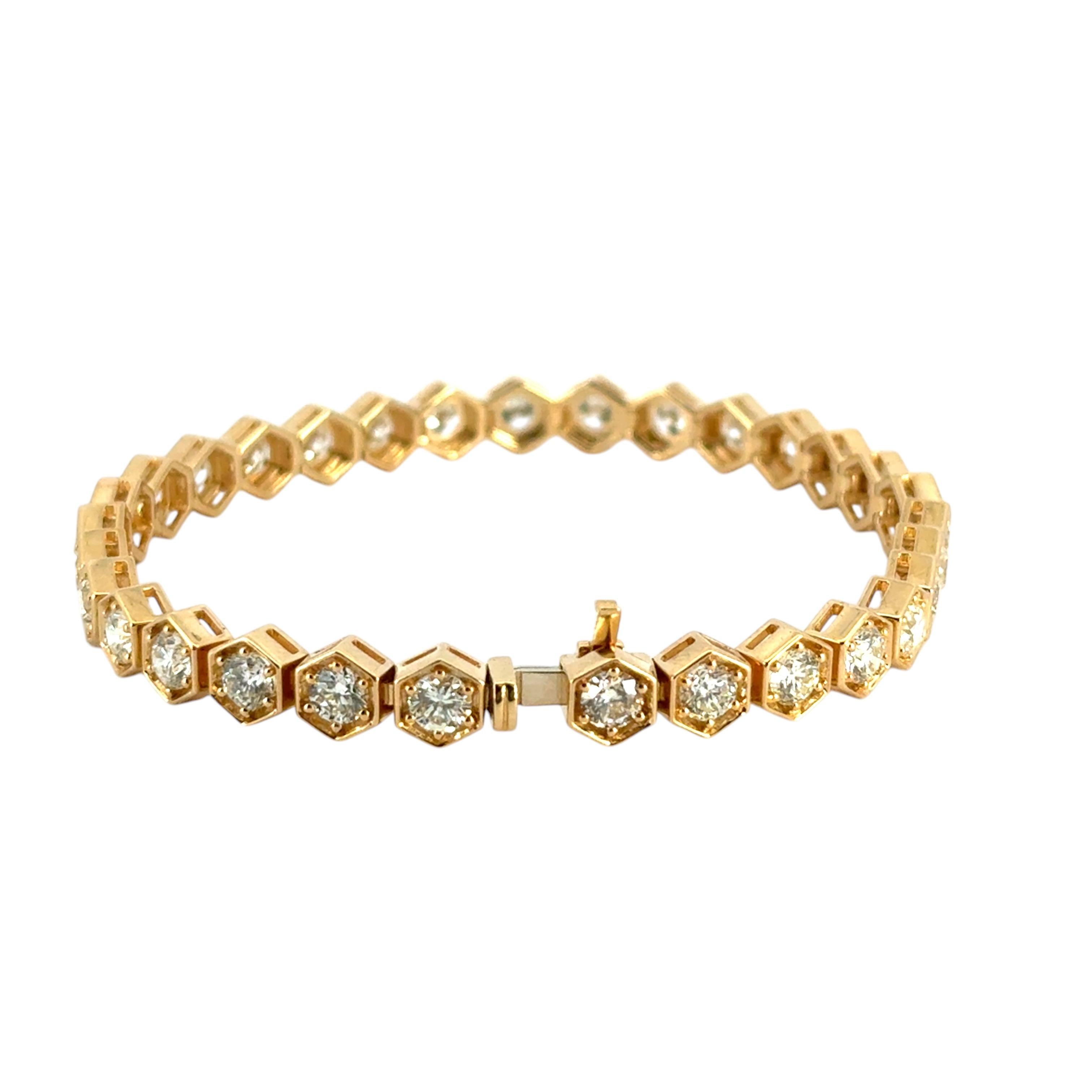 Moderne Bracelet tennis en or jaune 18 carats avec lunette hexagonale et diamants ronds naturels de 7,25 carats en vente