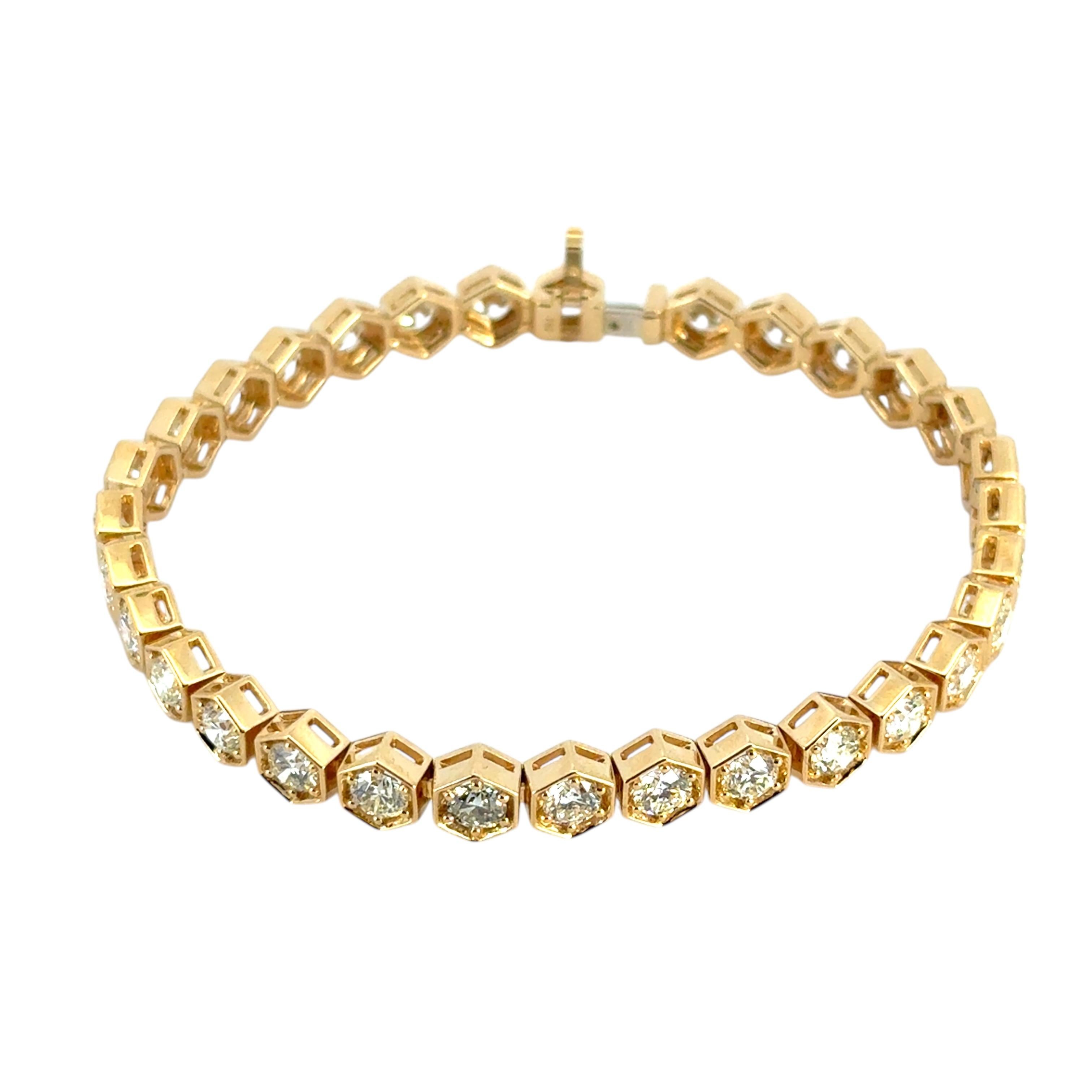 Taille ronde Bracelet tennis en or jaune 18 carats avec lunette hexagonale et diamants ronds naturels de 7,25 carats en vente