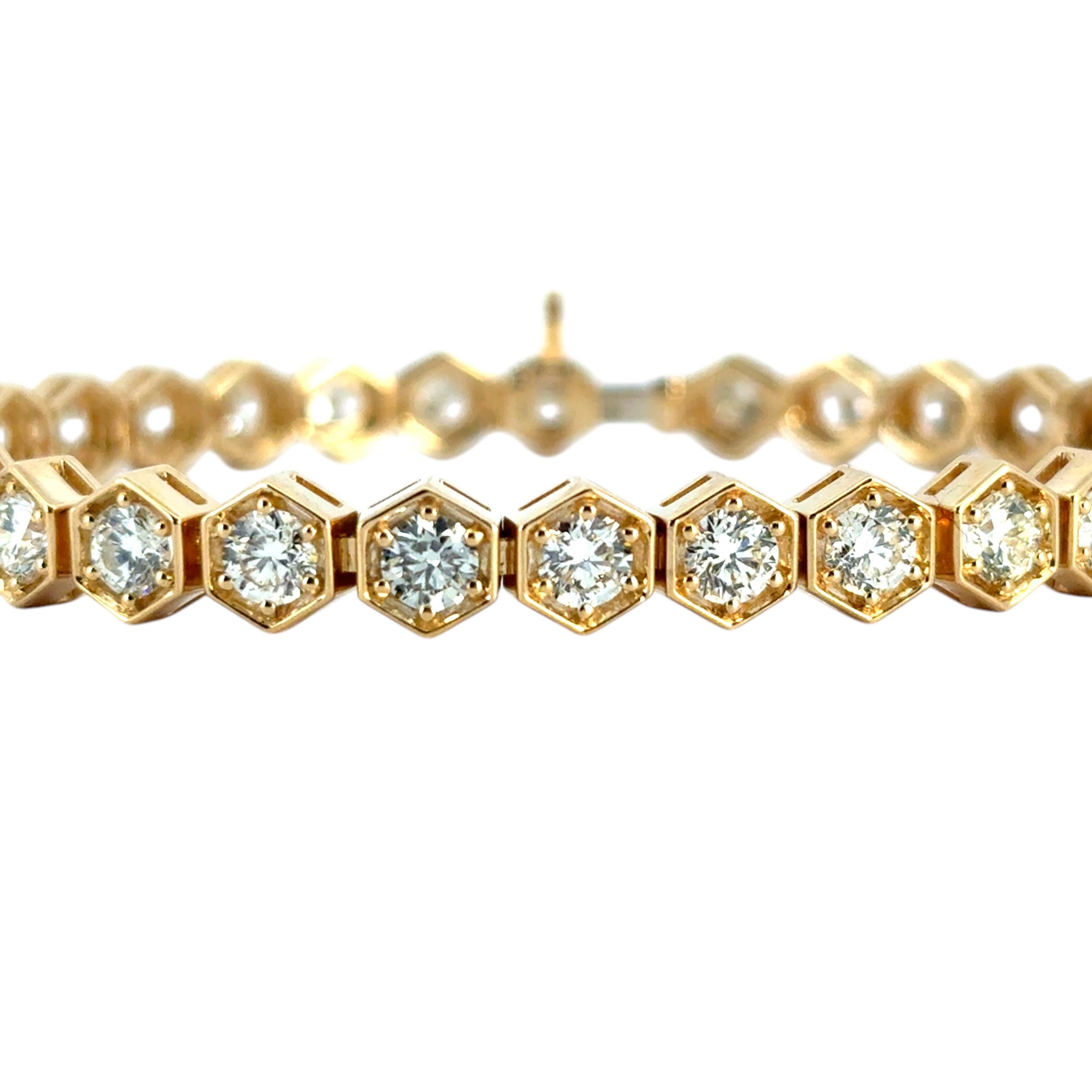 Bracelet tennis en or jaune 18 carats avec lunette hexagonale et diamants ronds naturels de 7,25 carats Excellent état - En vente à Boca Raton, FL