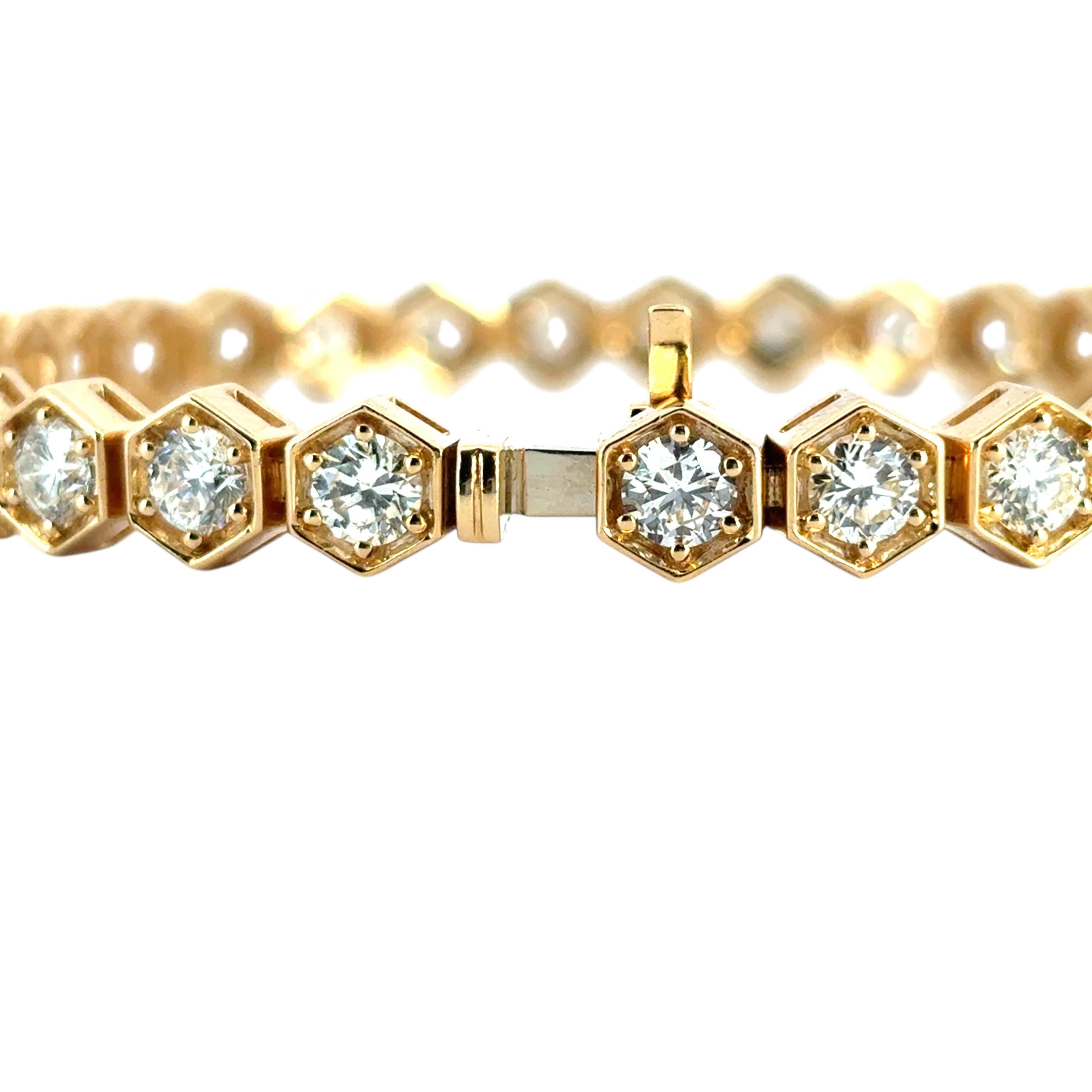 Bracelet tennis en or jaune 18 carats avec lunette hexagonale et diamants ronds naturels de 7,25 carats en vente 1