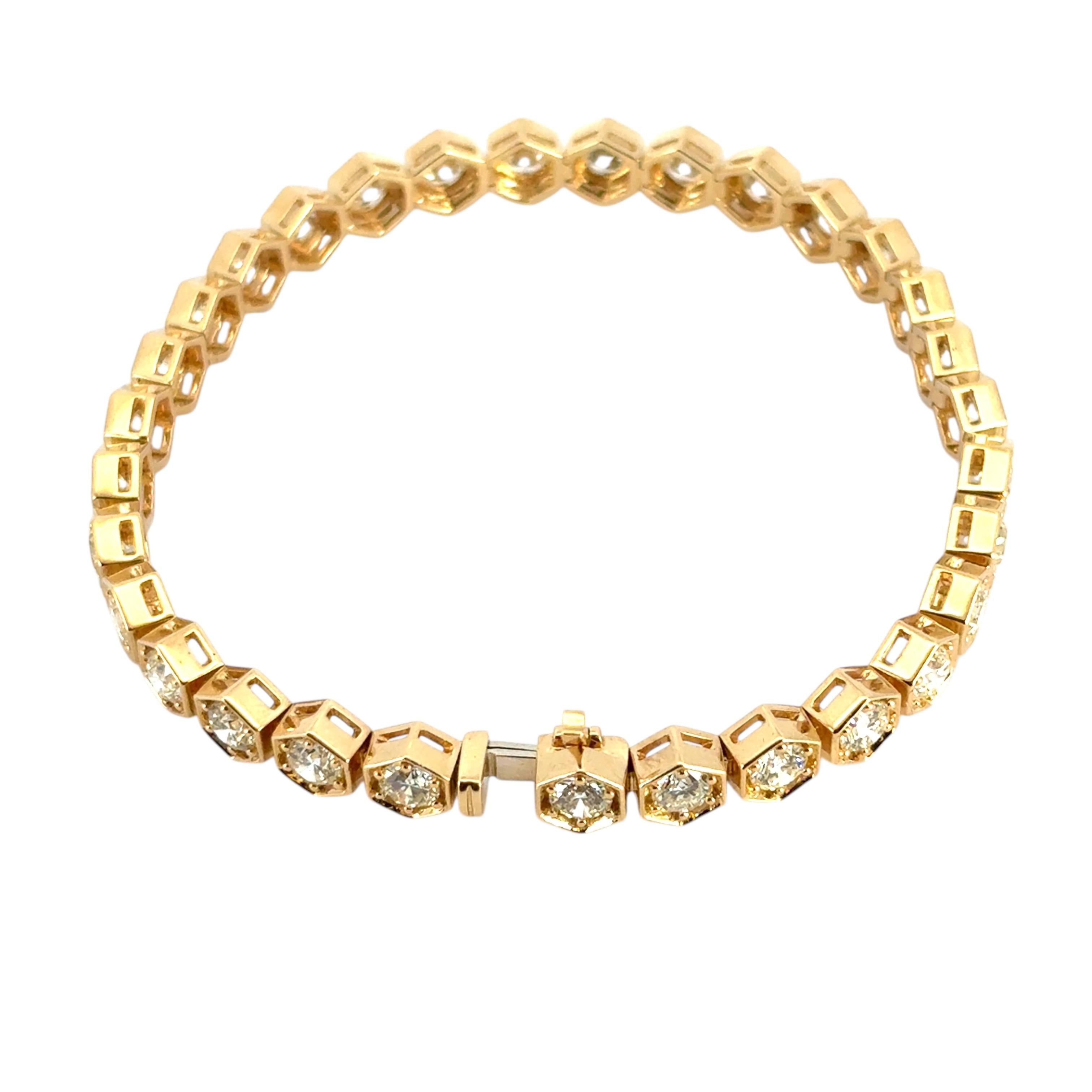 Bracelet tennis en or jaune 18 carats avec lunette hexagonale et diamants ronds naturels de 7,25 carats en vente 2