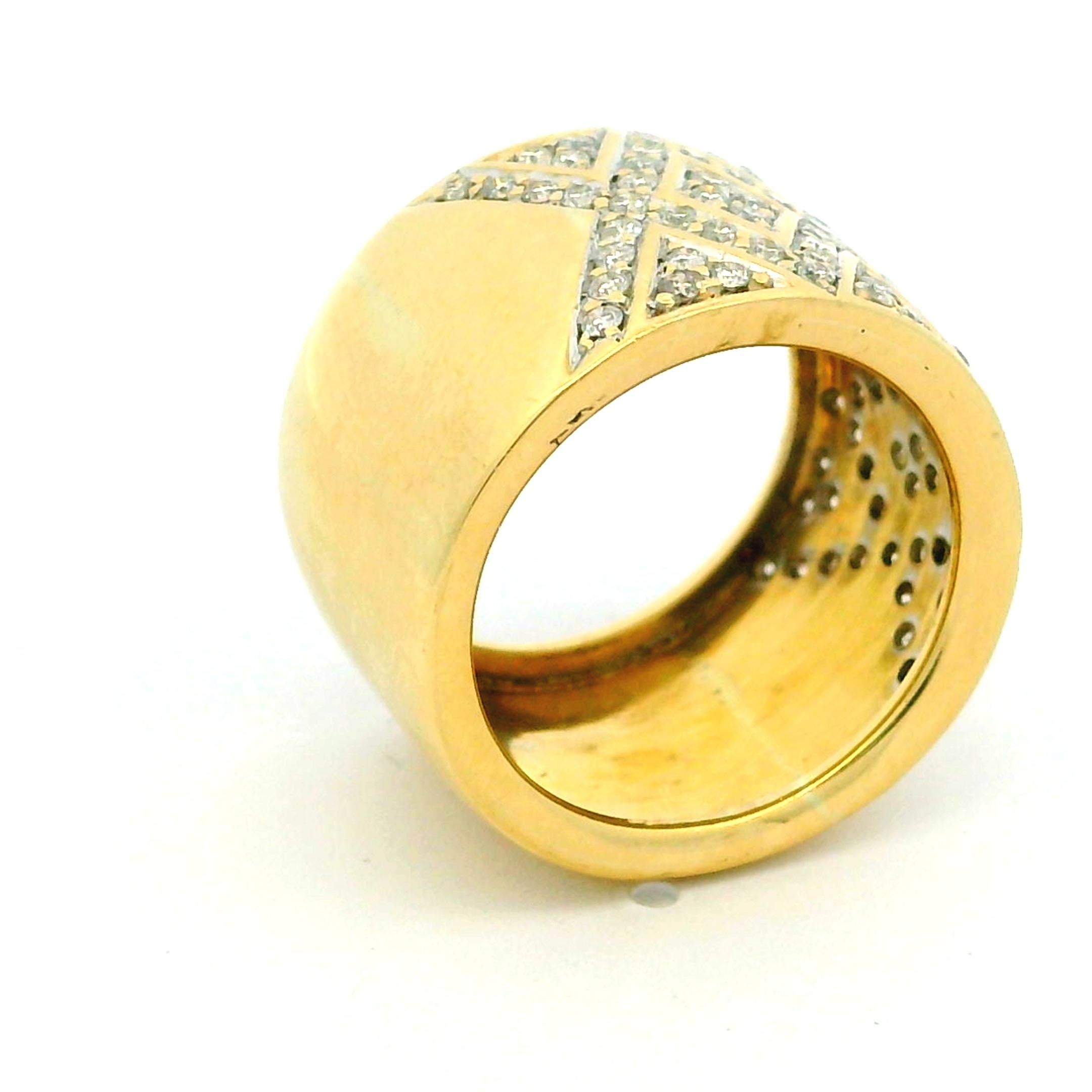 Bague à large bande en or jaune 18K Pavé de diamants hexagonaux en vente 4