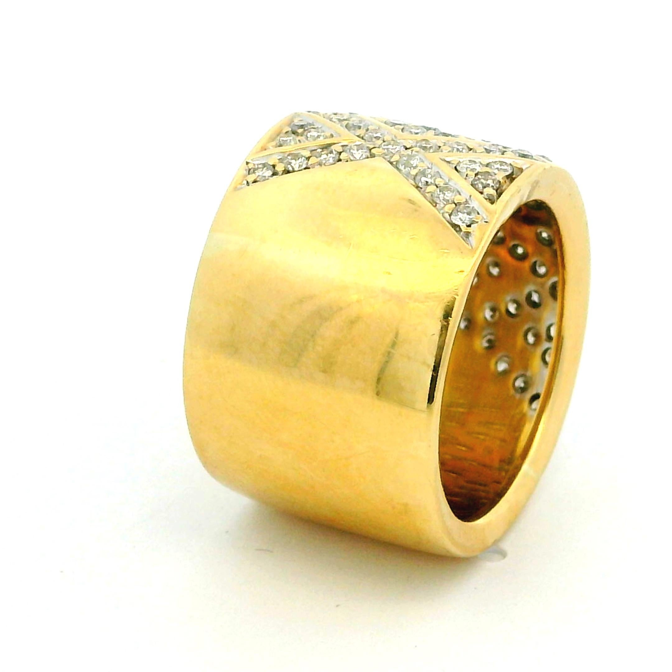 Bague à large bande en or jaune 18K Pavé de diamants hexagonaux en vente 5