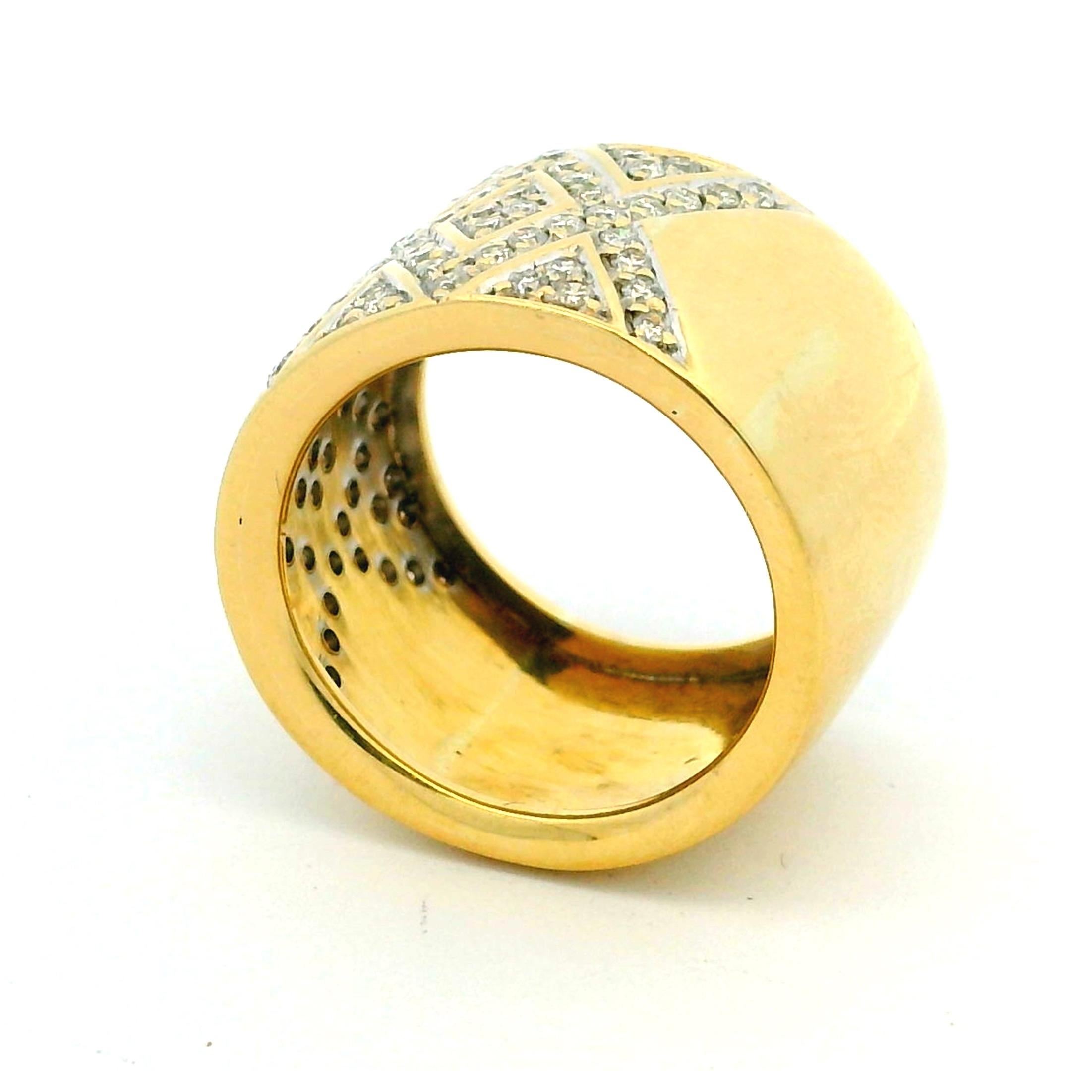 Bague à large bande en or jaune 18K Pavé de diamants hexagonaux en vente 6