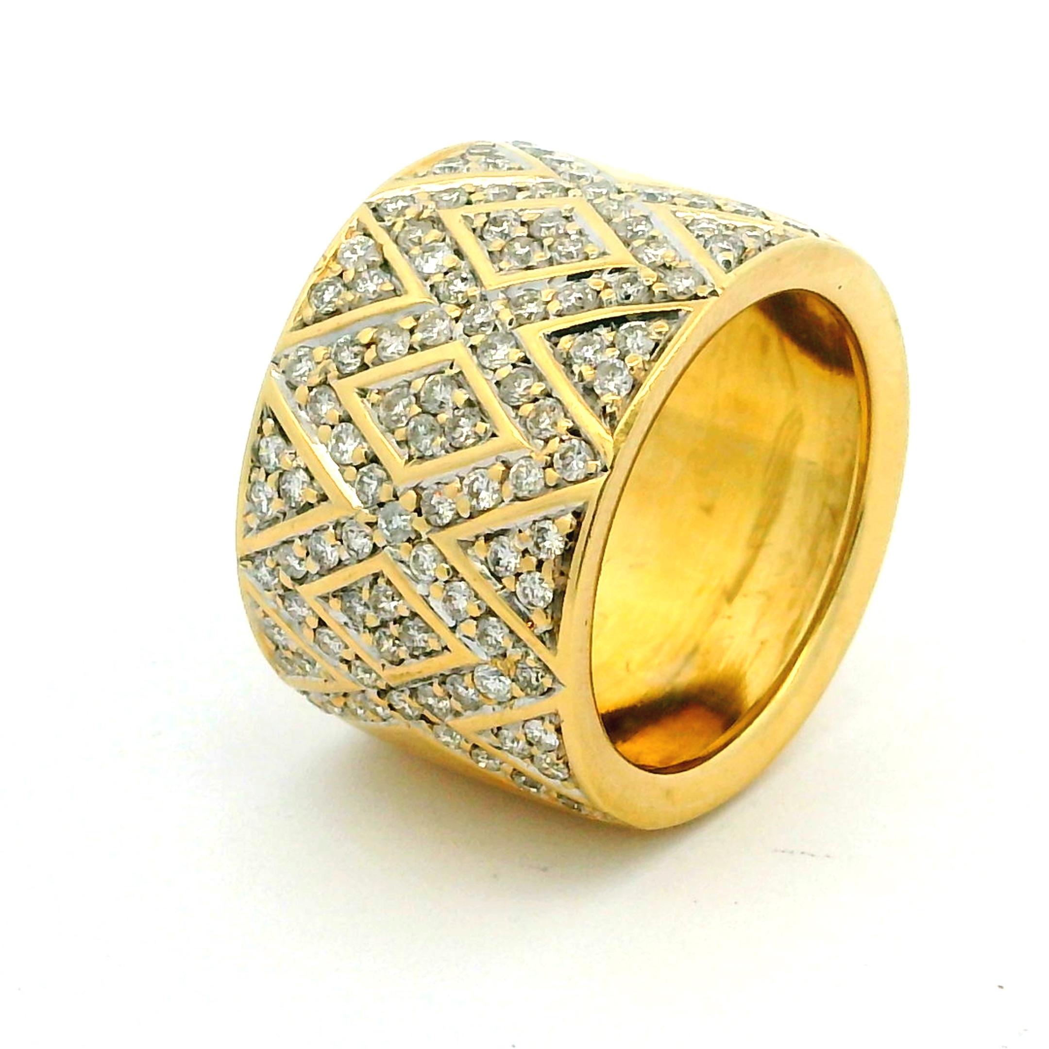 Bague à large bande en or jaune 18K Pavé de diamants hexagonaux en vente 7
