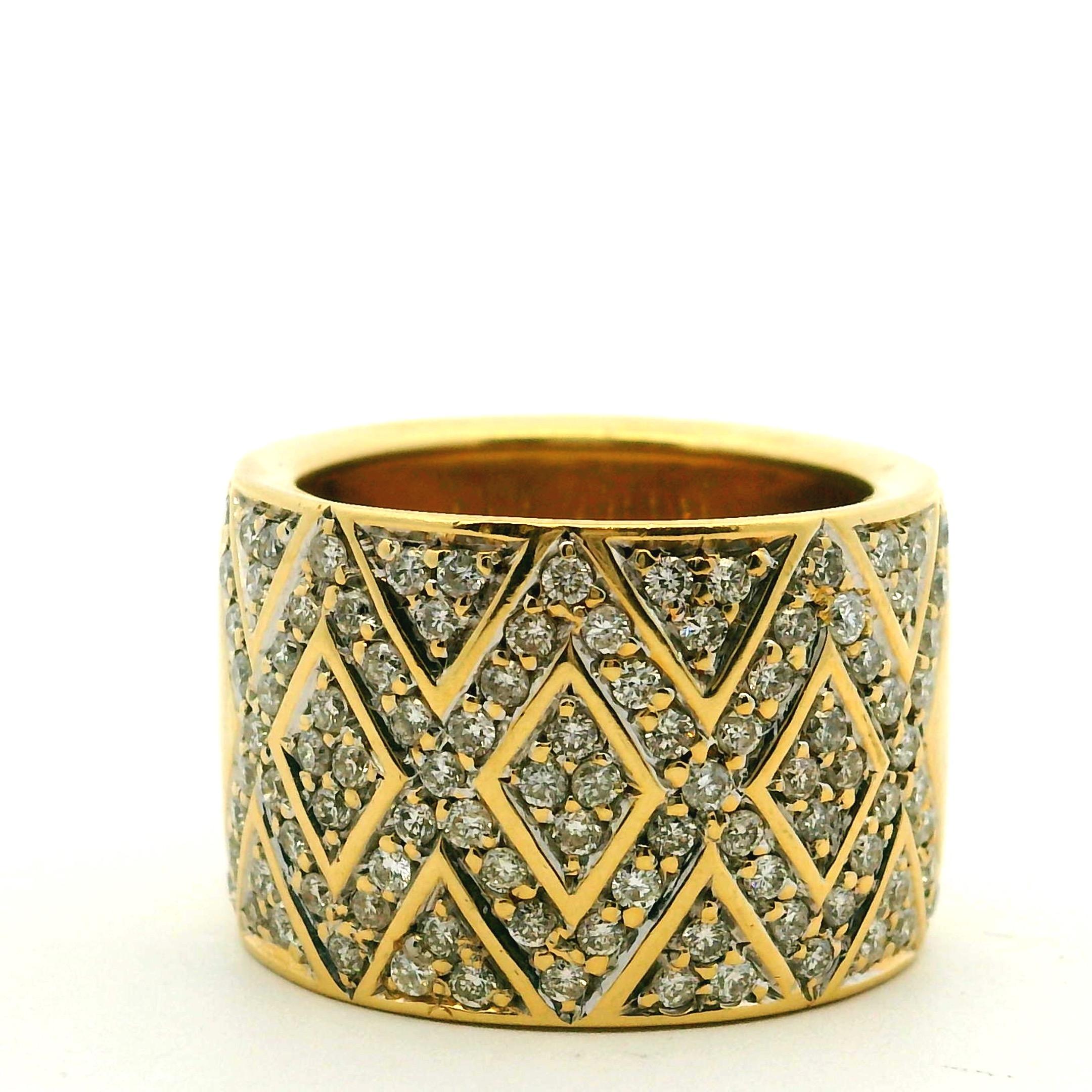 Bague à large bande en or jaune 18K Pavé de diamants hexagonaux en vente 8