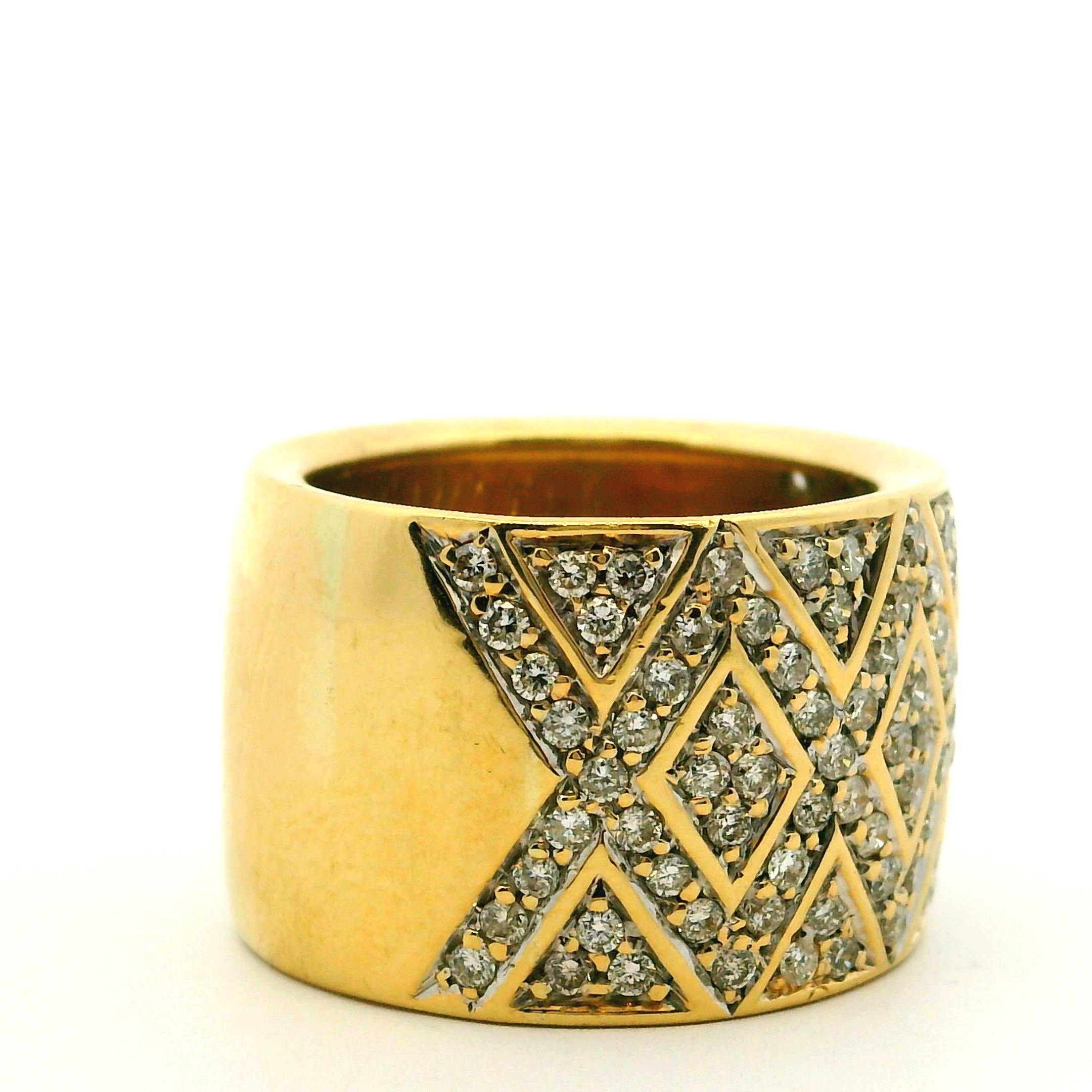 Bague à large bande en or jaune 18K Pavé de diamants hexagonaux en vente 10
