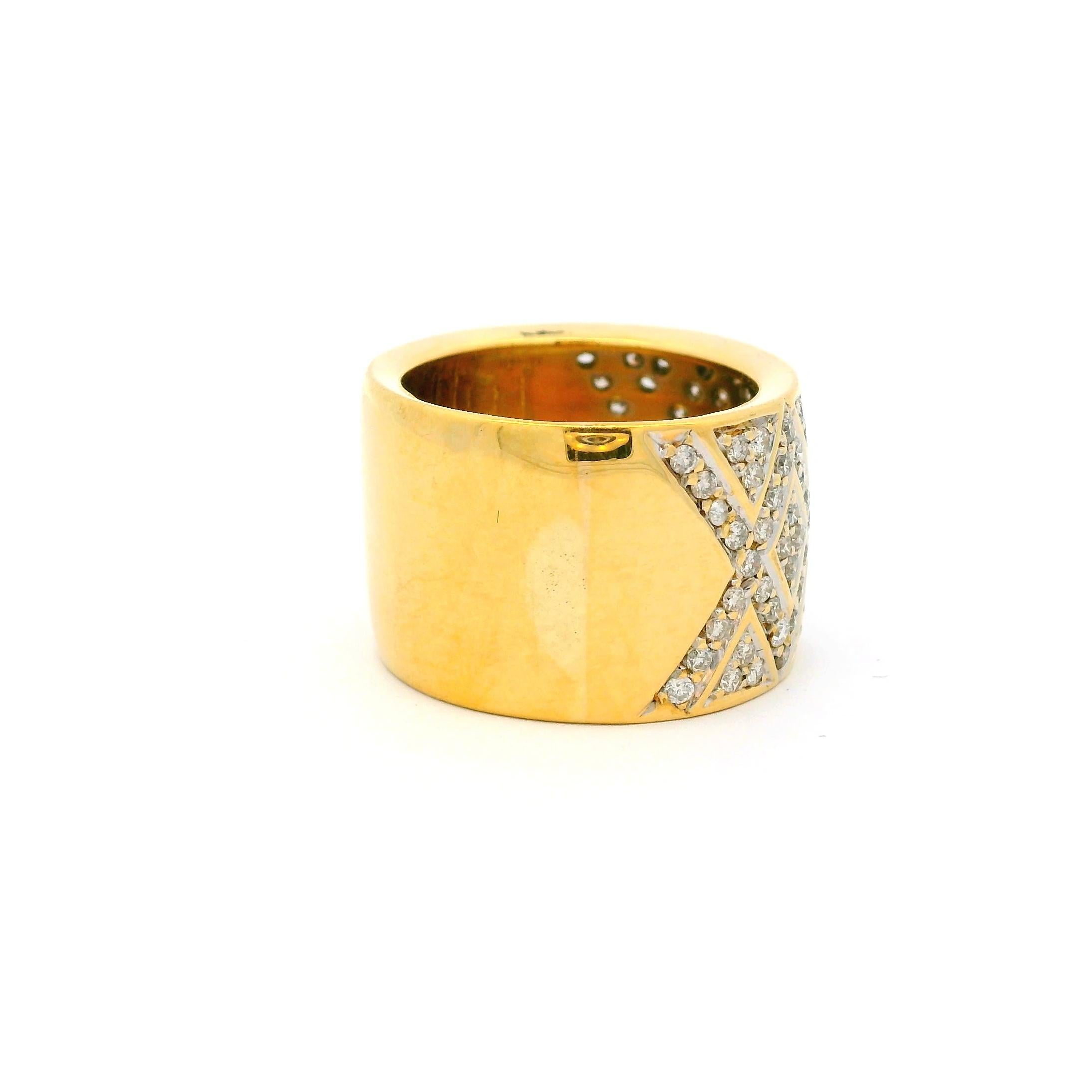 18K Yellow Gold Hexagon Pavé Diamond Wide Band Ring en Excelente estado para la venta en Miami, FL