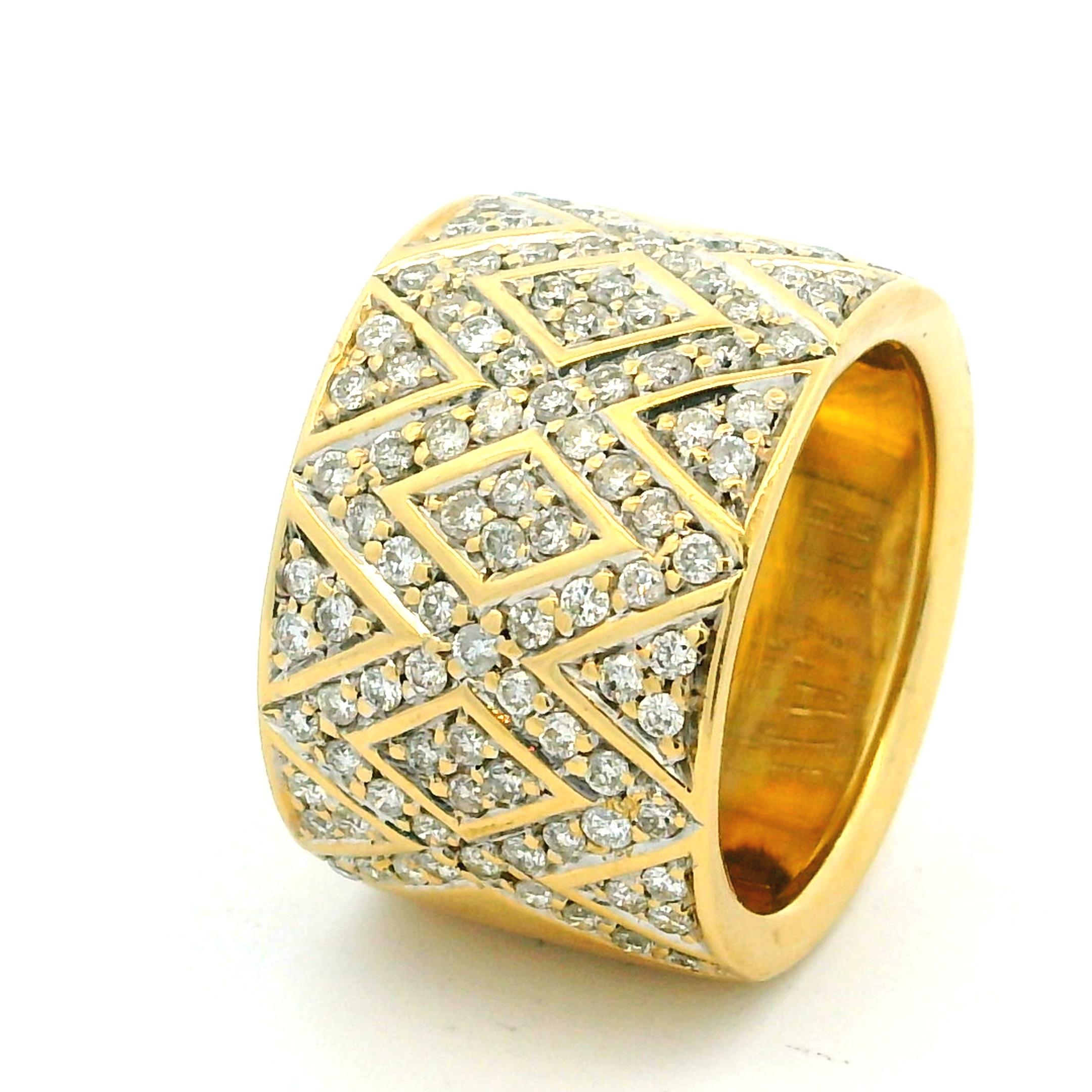 Bague à large bande en or jaune 18K Pavé de diamants hexagonaux Unisexe en vente