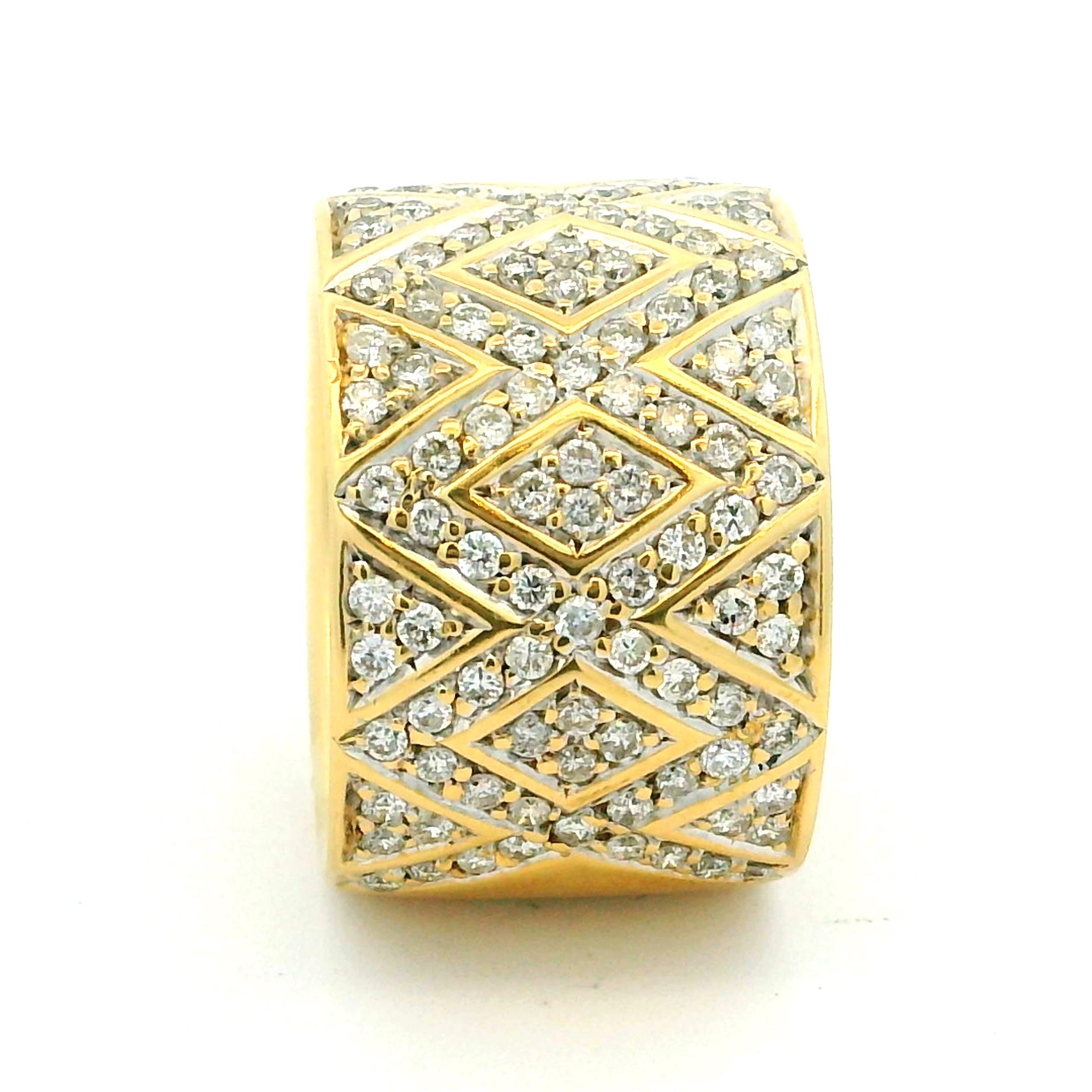 Bague à large bande en or jaune 18K Pavé de diamants hexagonaux en vente 1