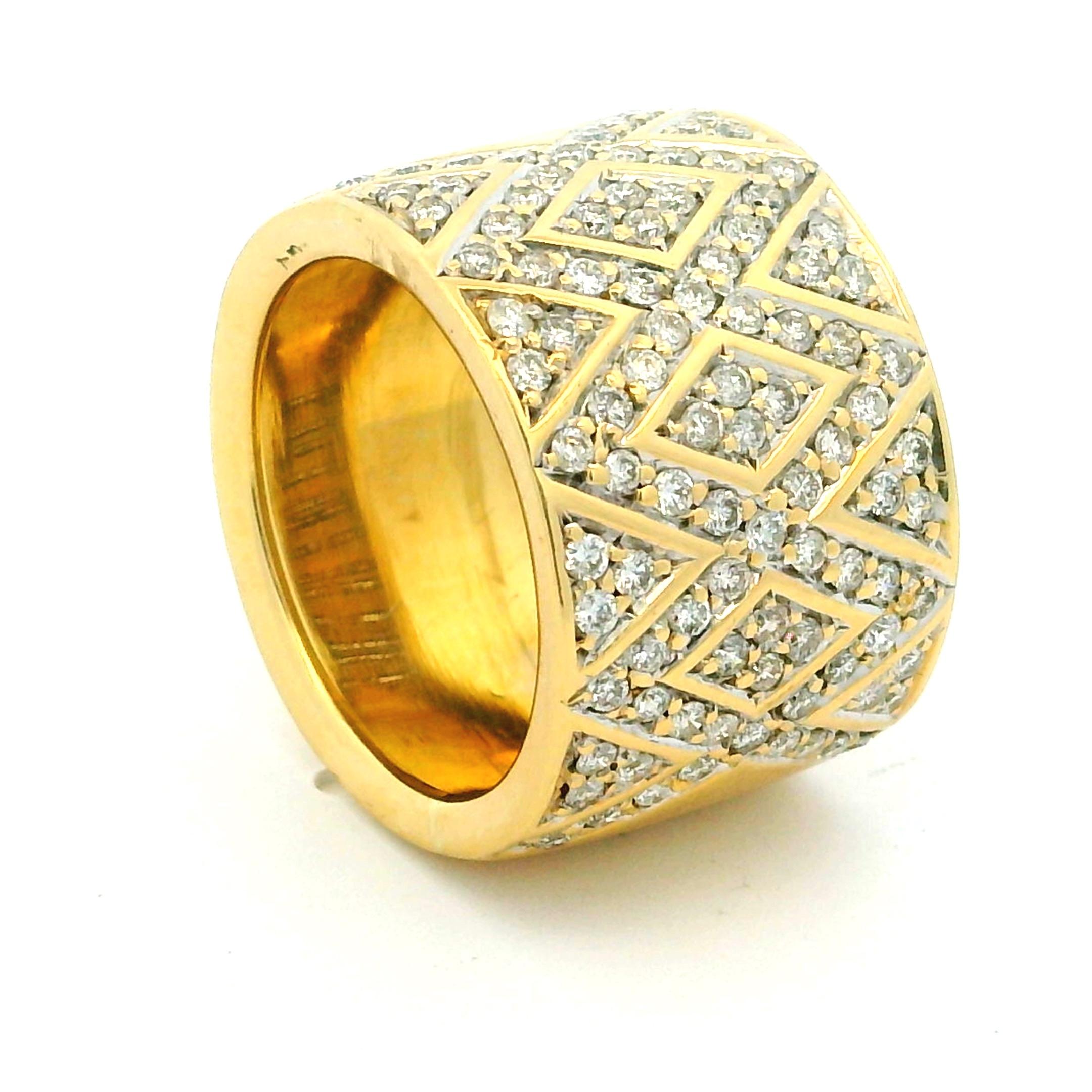 Bague à large bande en or jaune 18K Pavé de diamants hexagonaux en vente 2