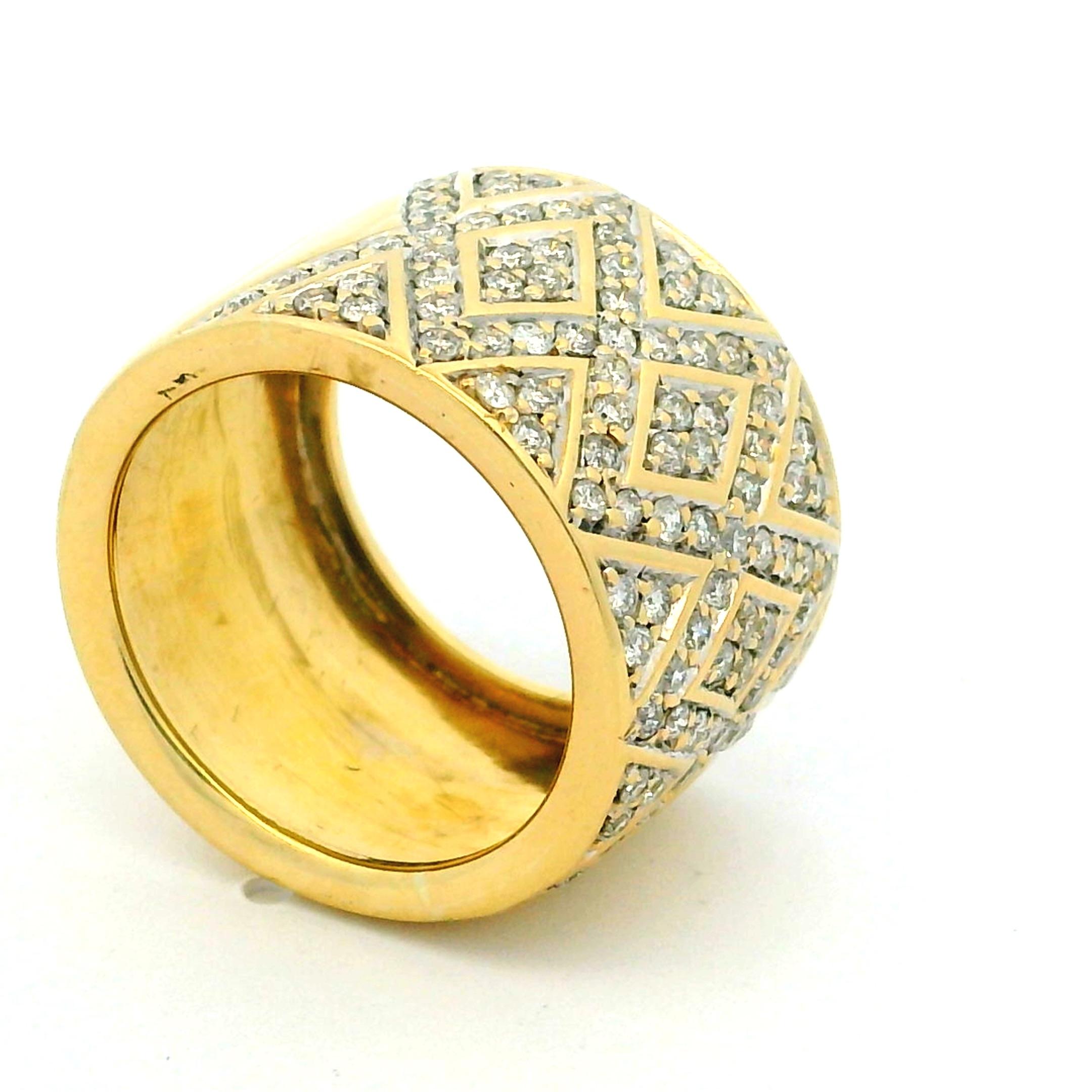 Bague à large bande en or jaune 18K Pavé de diamants hexagonaux en vente 3