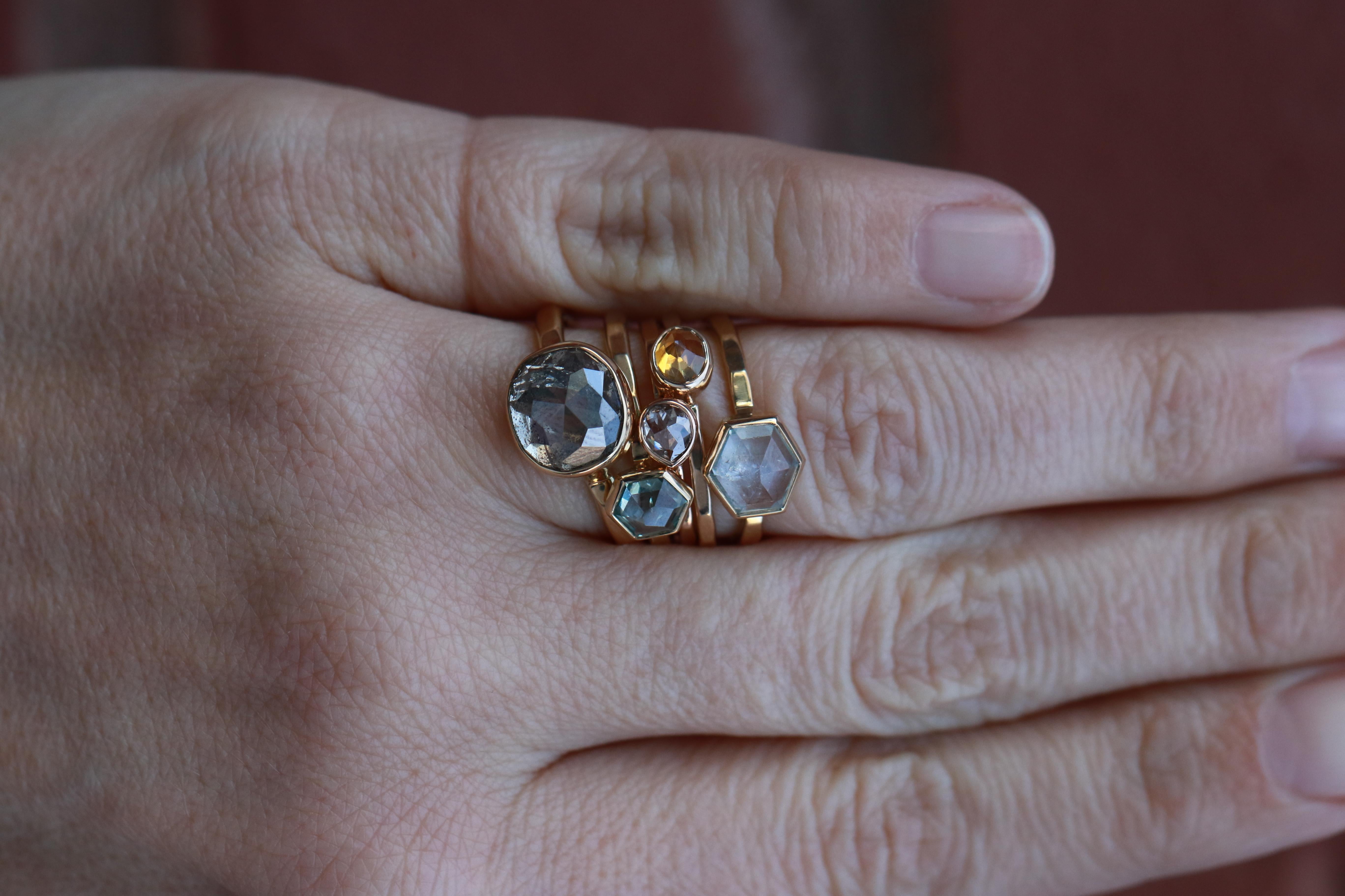 Women's or Men's 18k Yellow gold Hexagonal Montana Sapphire Ring For Sale